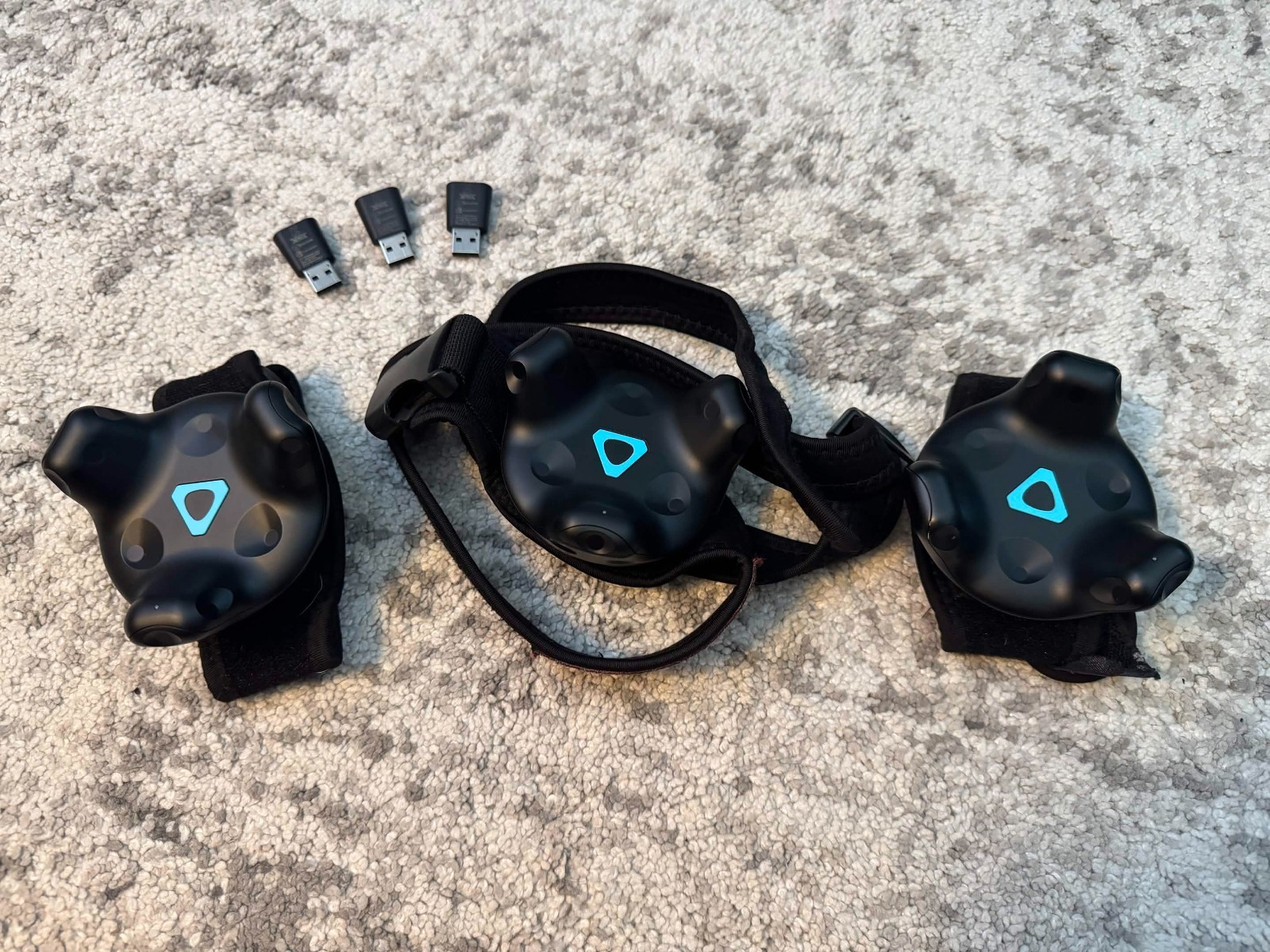 2 Working Vive Tracker 2.0, 1 *For Parts* Vive Tracker + Strap + Dongles READ!!!