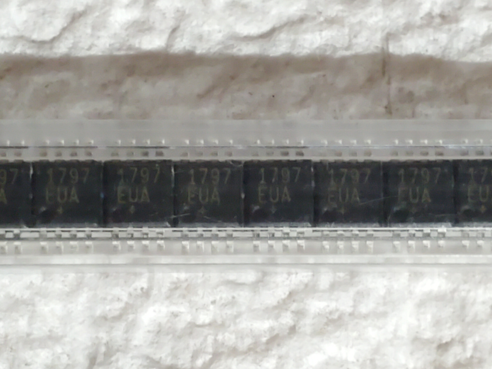 Maxim MAX1797EUA+ IC - Switch Voltage Regulator