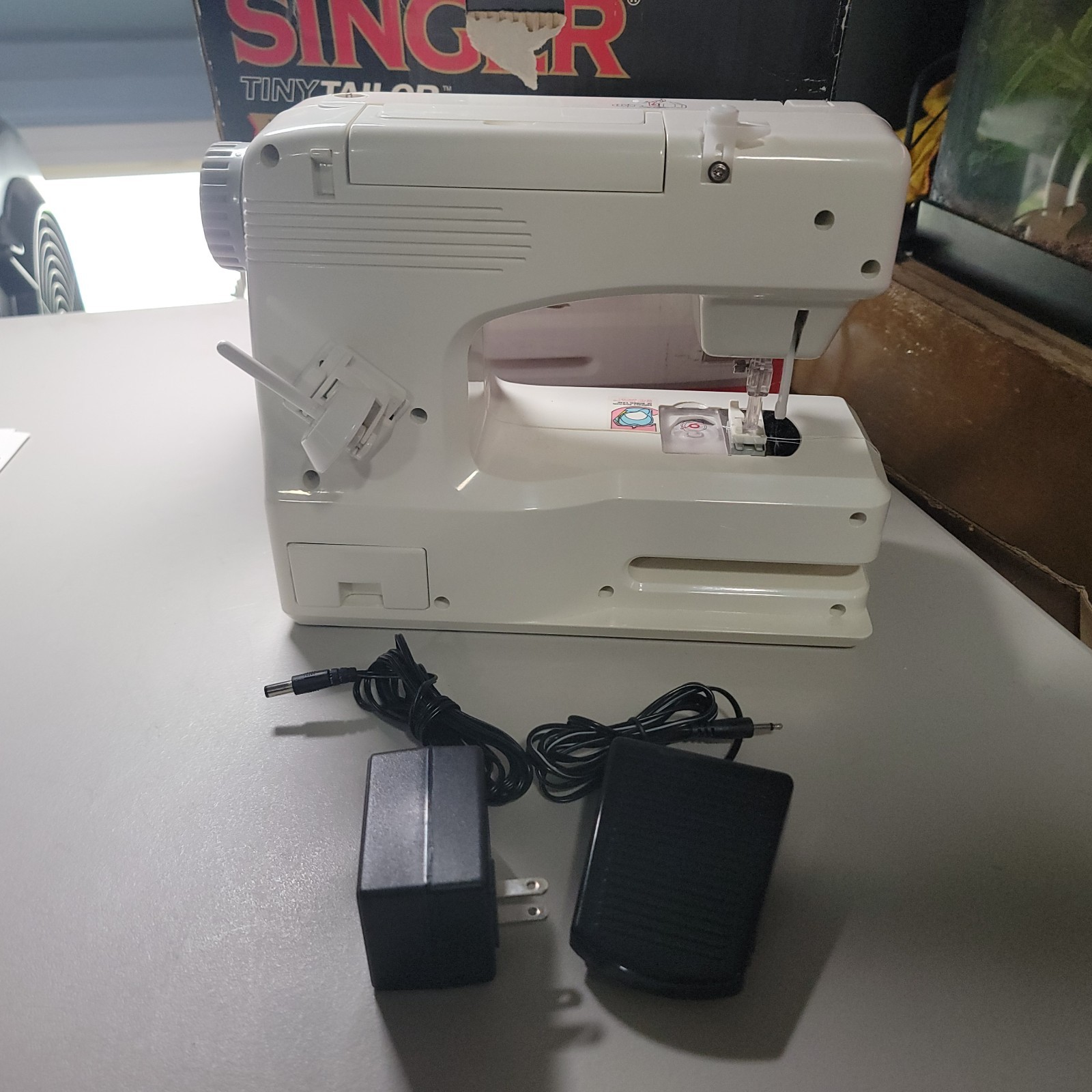 Singer® Tiny Tailor TT700 Electronic Mending/Sewing Machine-- Tested & Working