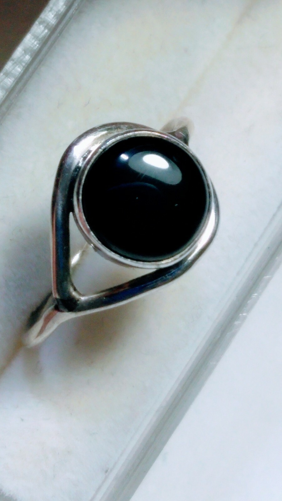 LOVELY STERLING SILVER .925 RING WITH BLACK ONYX IN SIZE 6.75-7.0!