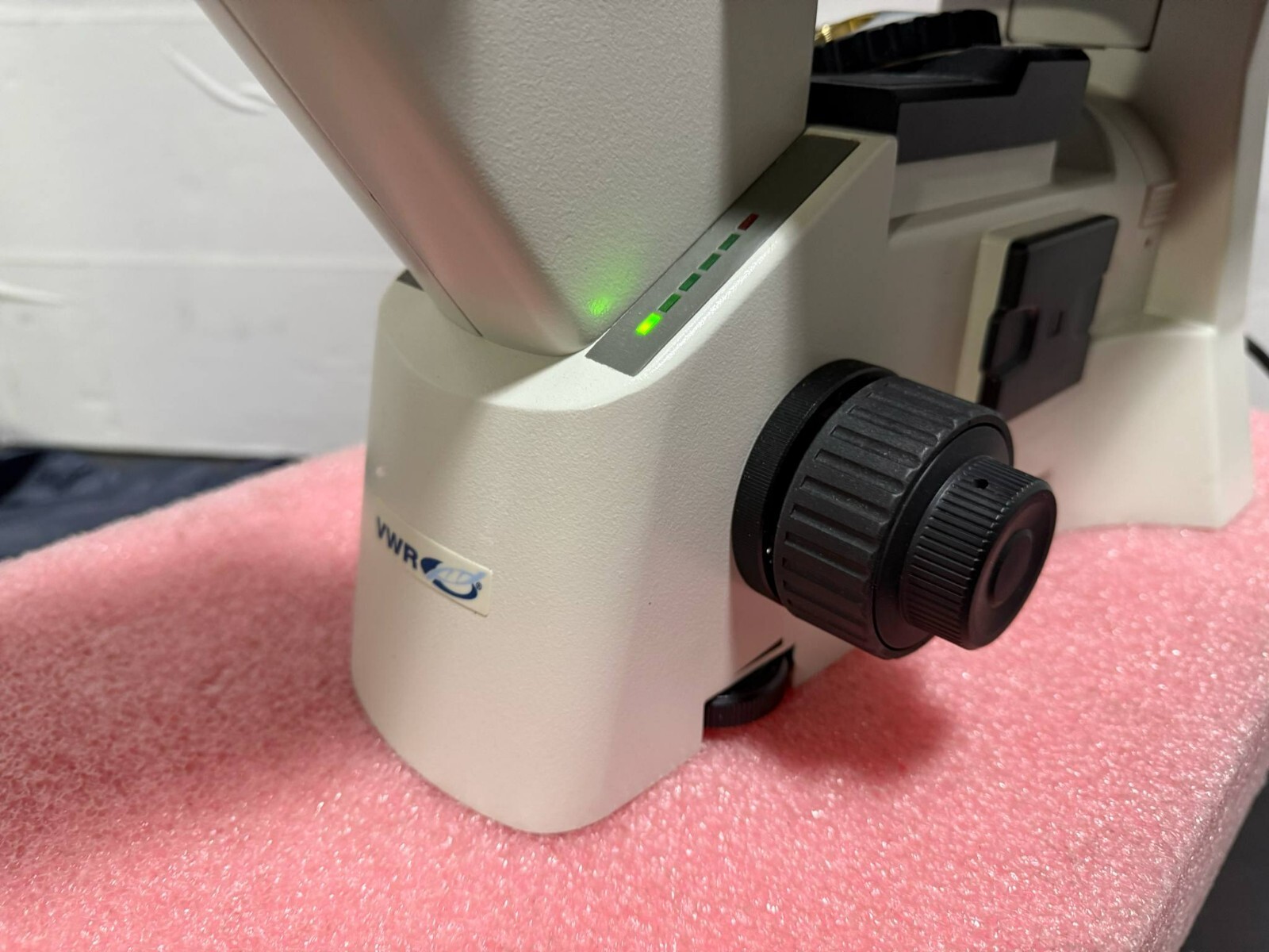 VWR 76317-470 Basic Inverted Trinocular ELWD Microscope 3 Objectives/Lens/Light