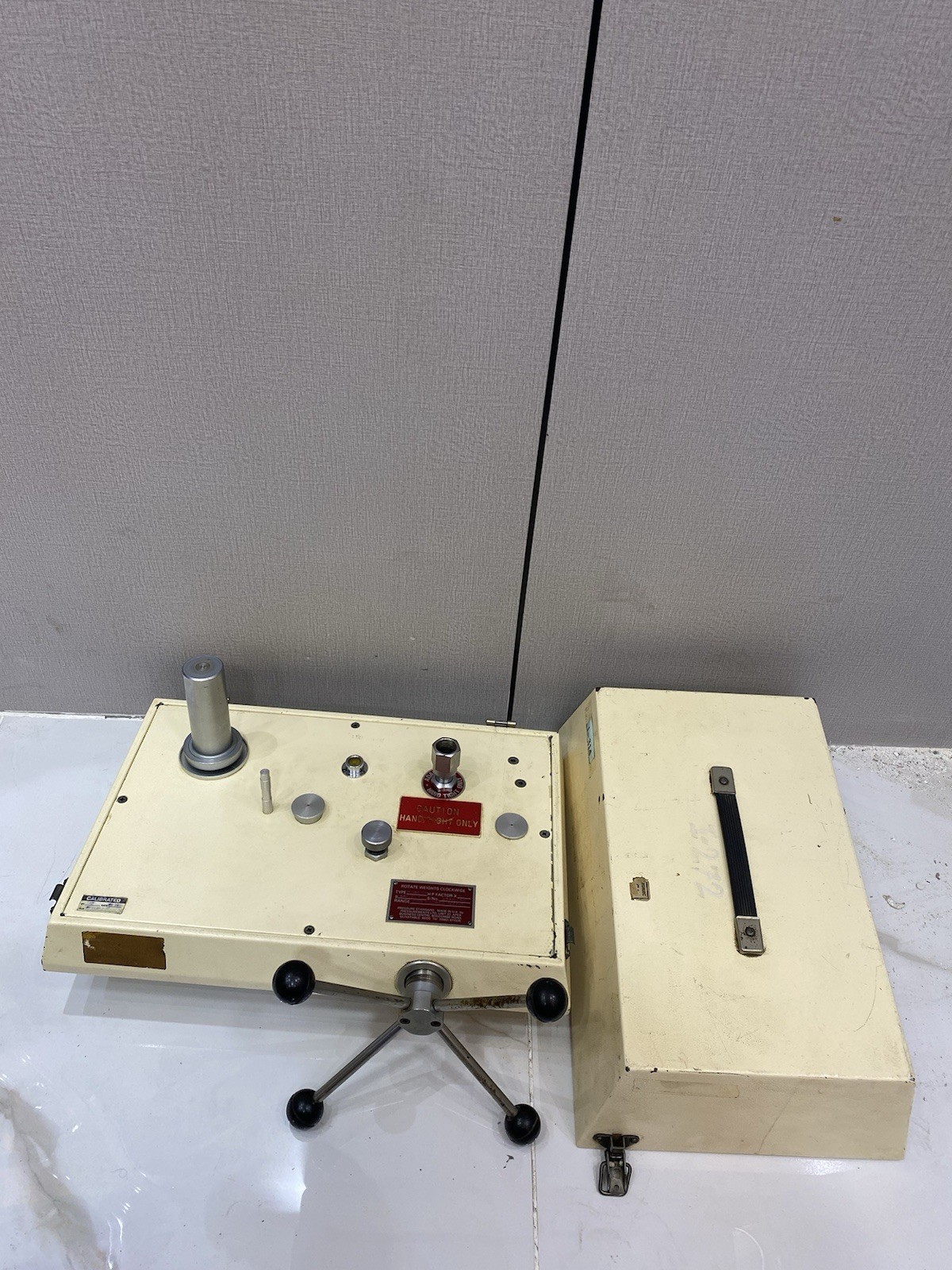 Druck / Pressure Standard M2200/3H Deadweight tester (Range 200-10000 )