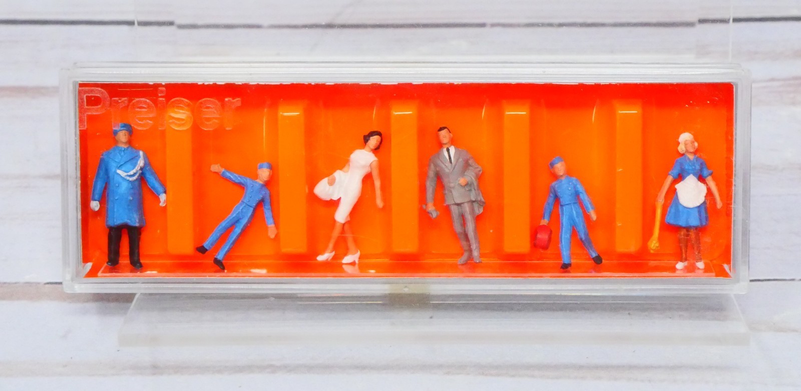 Preiser Mini-Figures 14131, People in Front of A Hotel, 1/87 HO Scale