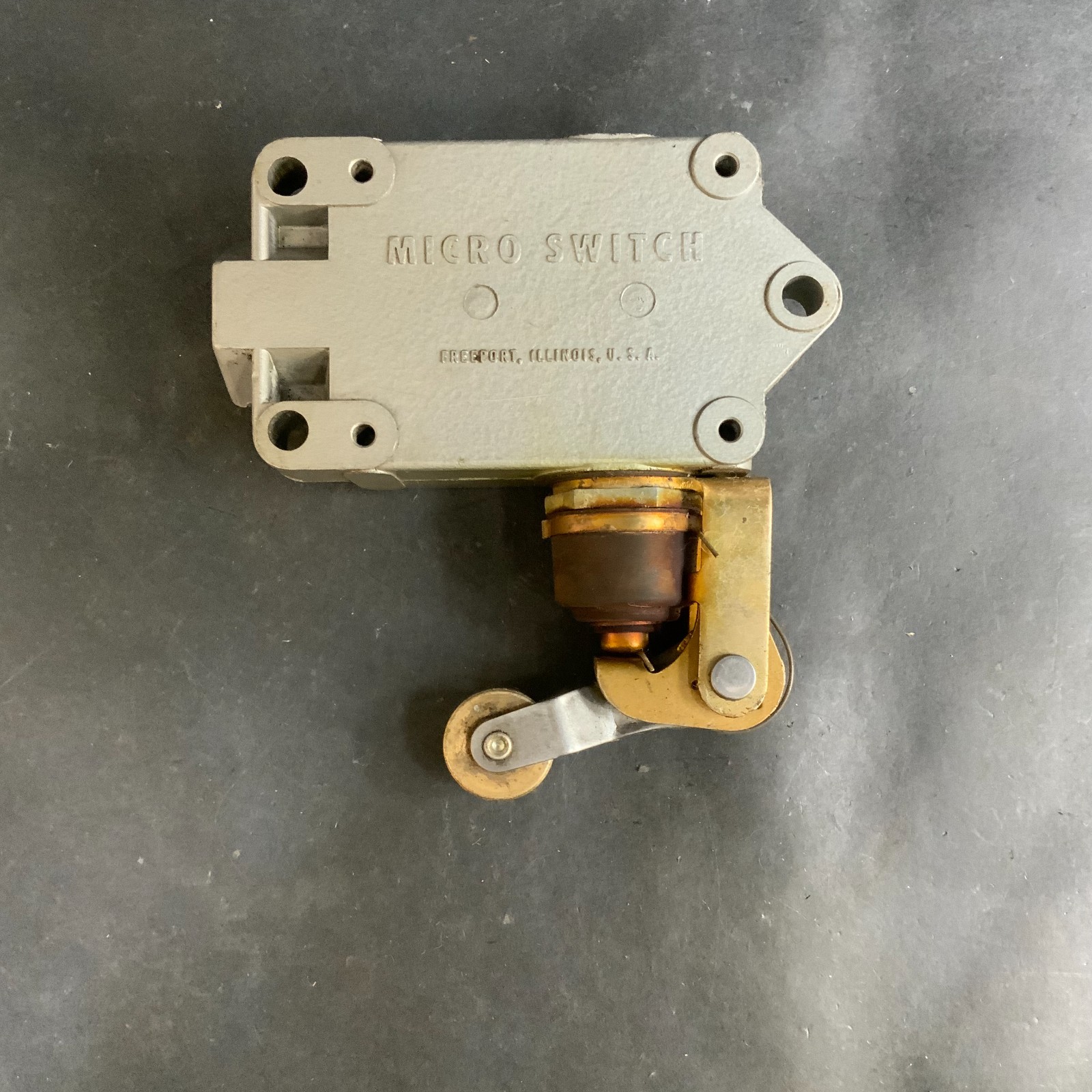 HONEYWELL MICROSWITCH BAF1-2RN2-RH SNAP ACTION ROLLER SWITCH ($60 OBO)