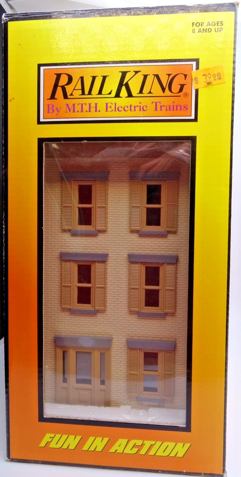 MTH 30-9079 O 3-Story Tan Town House with Dark Tan Trim NIB (17315-TRAIN-PETER)