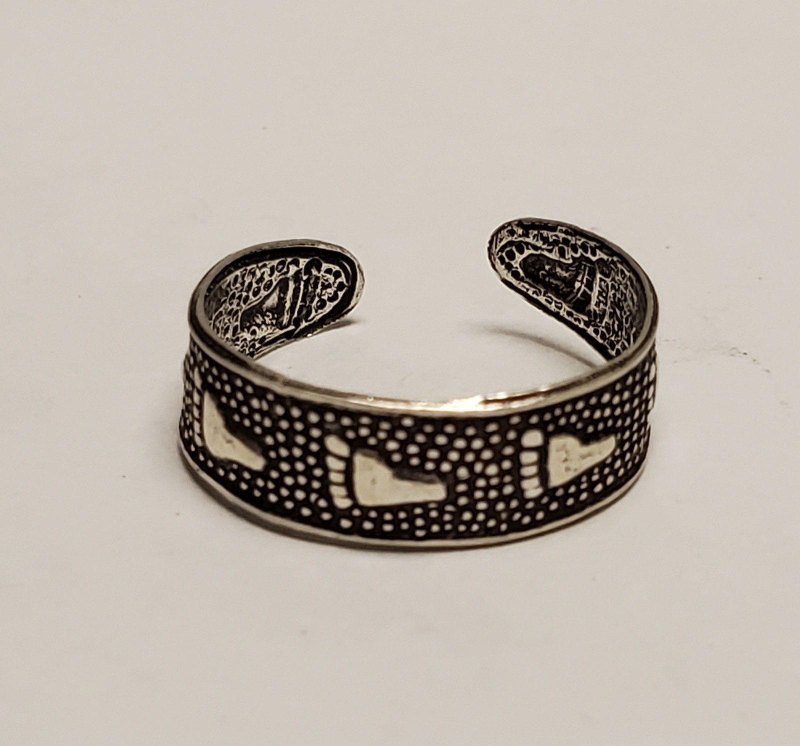 925 Sterling Silver Toe Ring With Textured Raised Footprints Patern, Adjustable