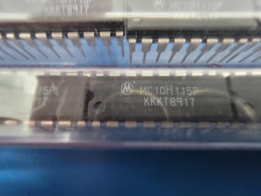 New (13pcs) MC10H115P MOTOROLA IC Logic