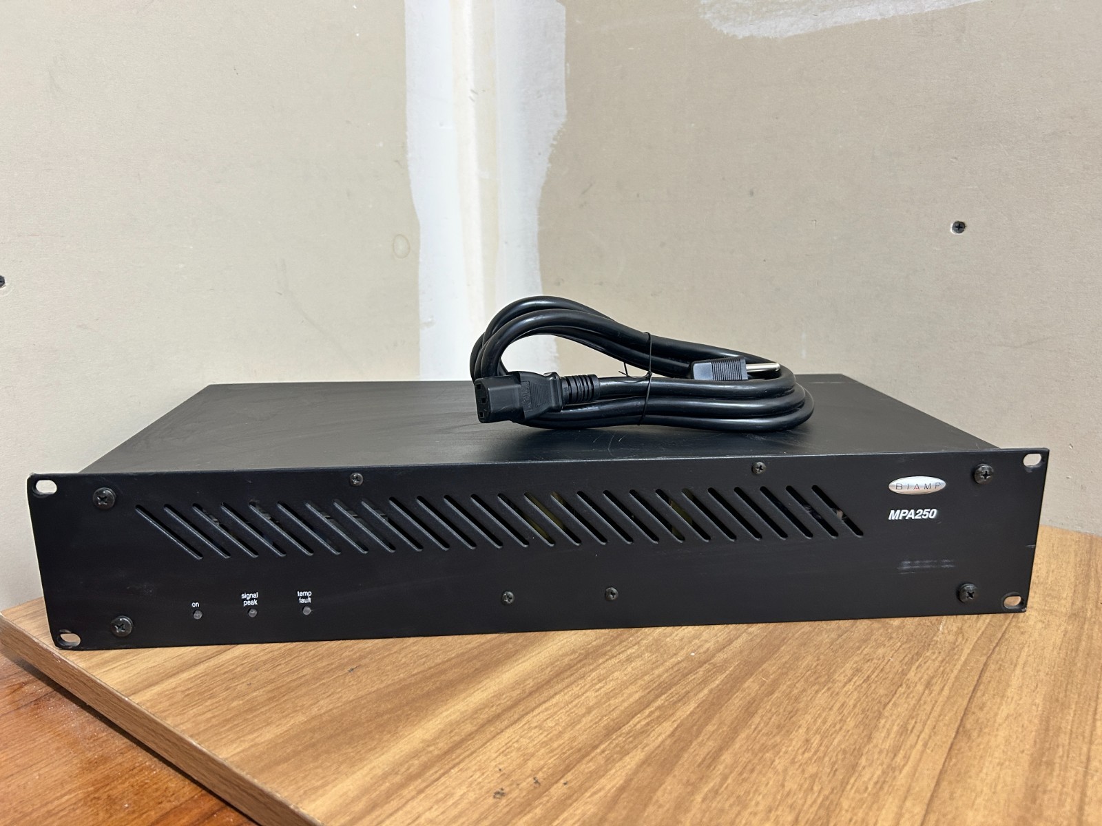 Biamp MPA250 Rack Mount Power Ampilifier 120V 60Hz 250 Watts Biamp Systems