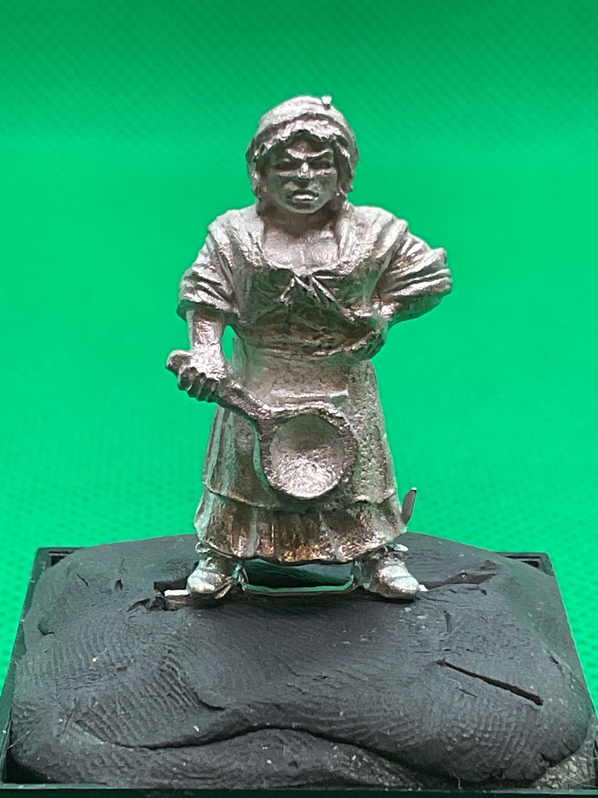 Reaper Miniatures 28mm Cook Kitchen Maid W/ Pan DnD Traitors Toll Frostgrave RPG
