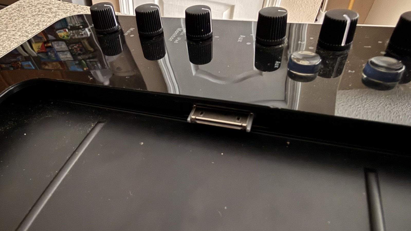 Behringer iStudio iS202 iPad Audio Interface Dock + Adapter