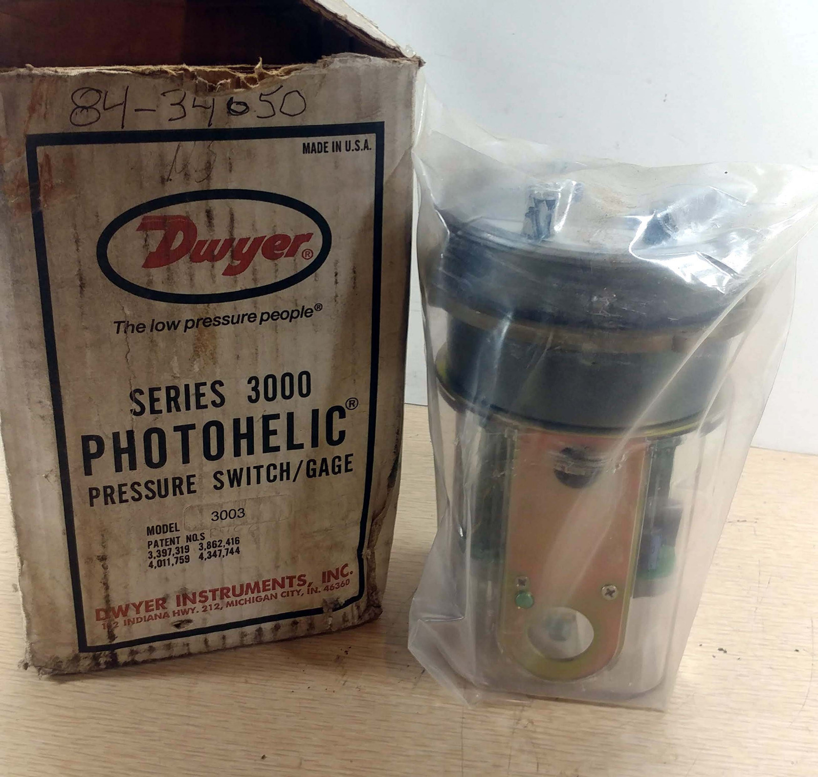 1 NEW DWYER 3003 PHOTOELECTRIC PRESSURE SWITCH/GAUGE NIB ***MAKE OFFER***