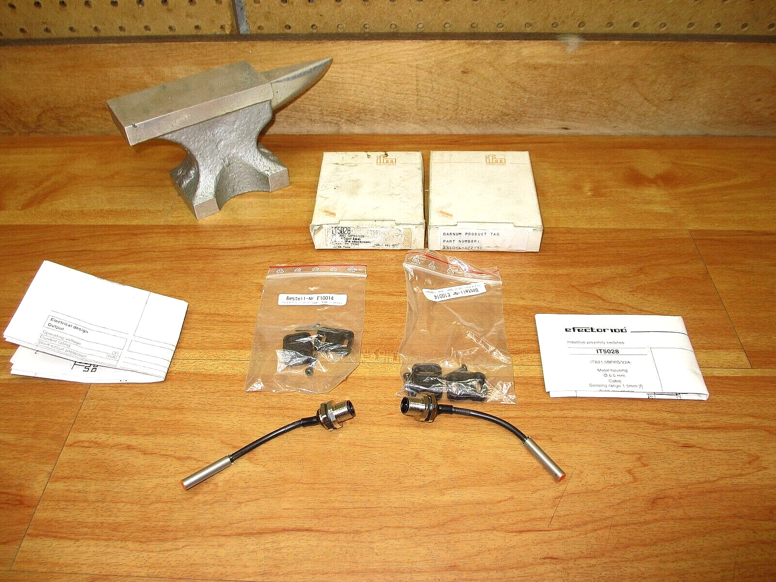 IFM IT5028 (LOT OF 2) *NEW* Proximity Switch Sensor Efector