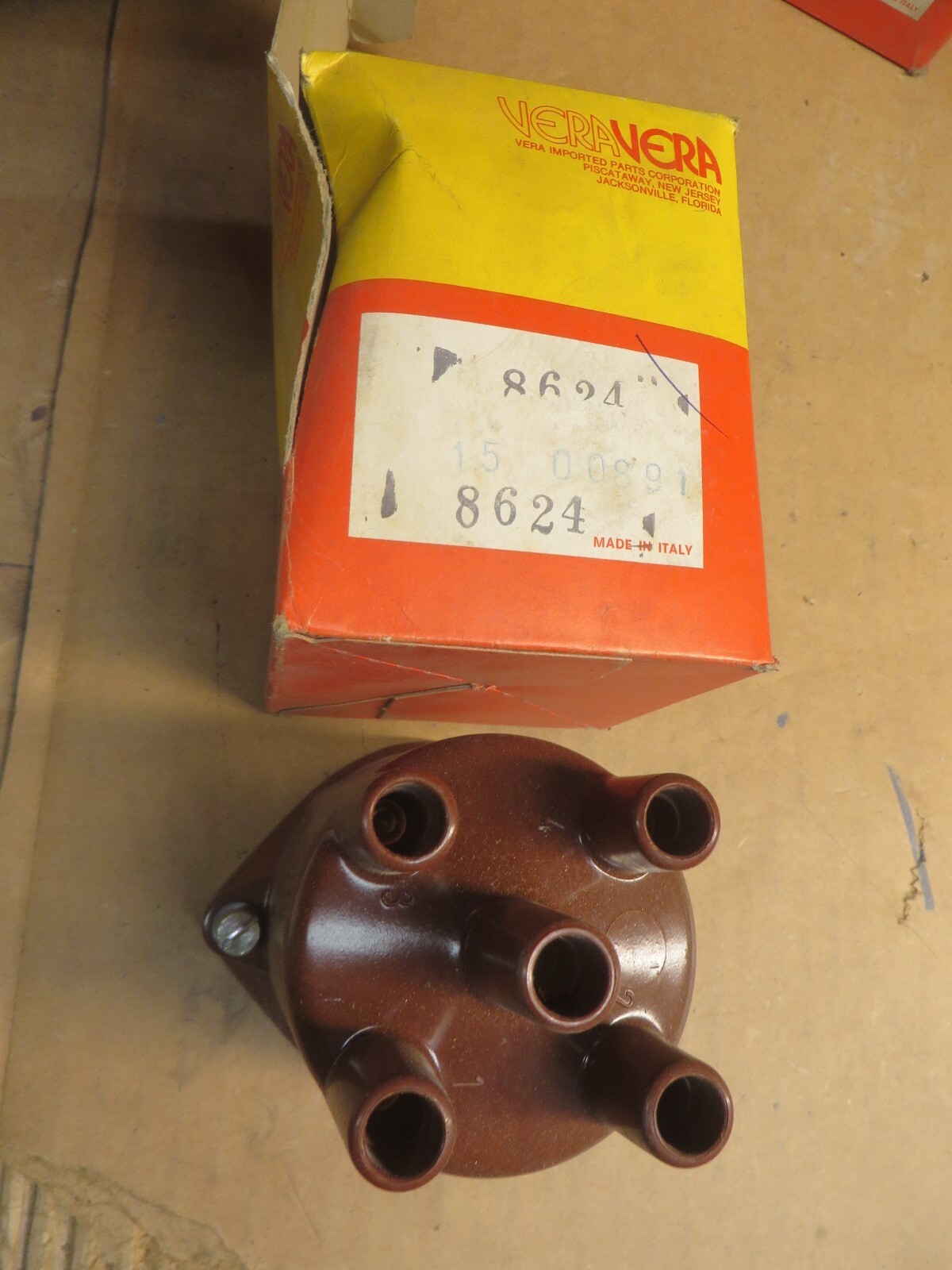 DISTRIBUTOR CAP VERA OEM # 15-00891 vintage new N O S # 8624