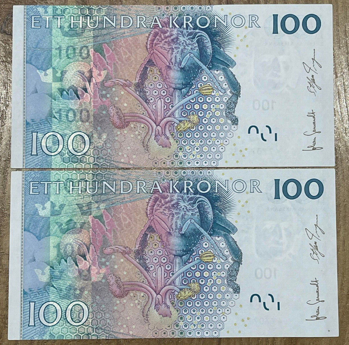 Sweden: 2 x 100 Kronor banknotes in UNCIRCULATED condition. SEK