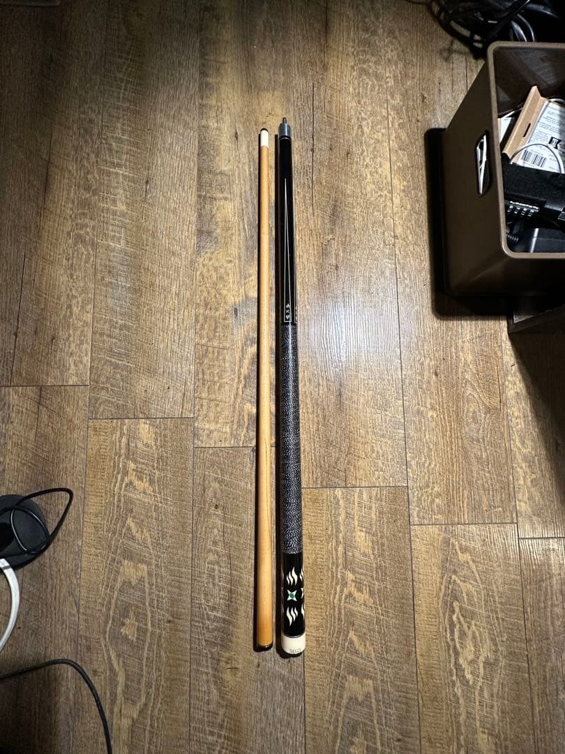 Kaiser Billiard Cue Black & White Frame Design Used