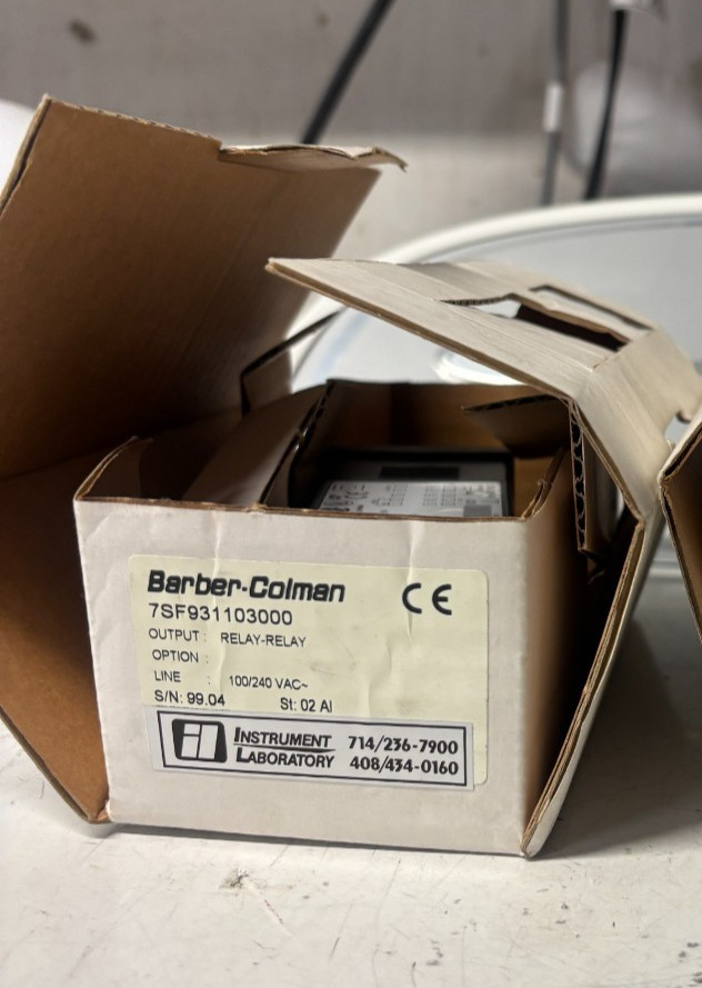 NEW - Barber-Colman 7SF931103000 7SF Temperature Controller 100-240V VAC Supply-