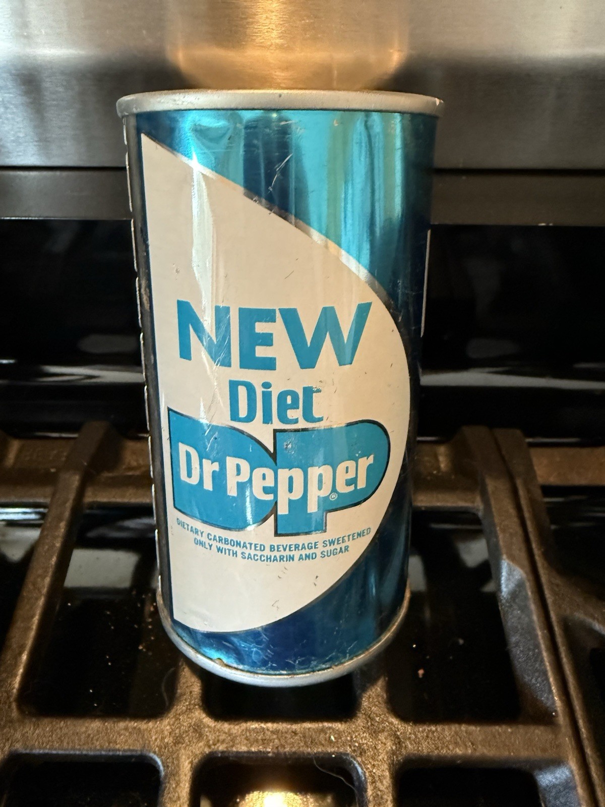 DIET DR. PEPPER SODA 🥤 CAN S/SP/T MILWAUKEE,  🇺🇸SWEET(LG, NEW)Front Panel1970