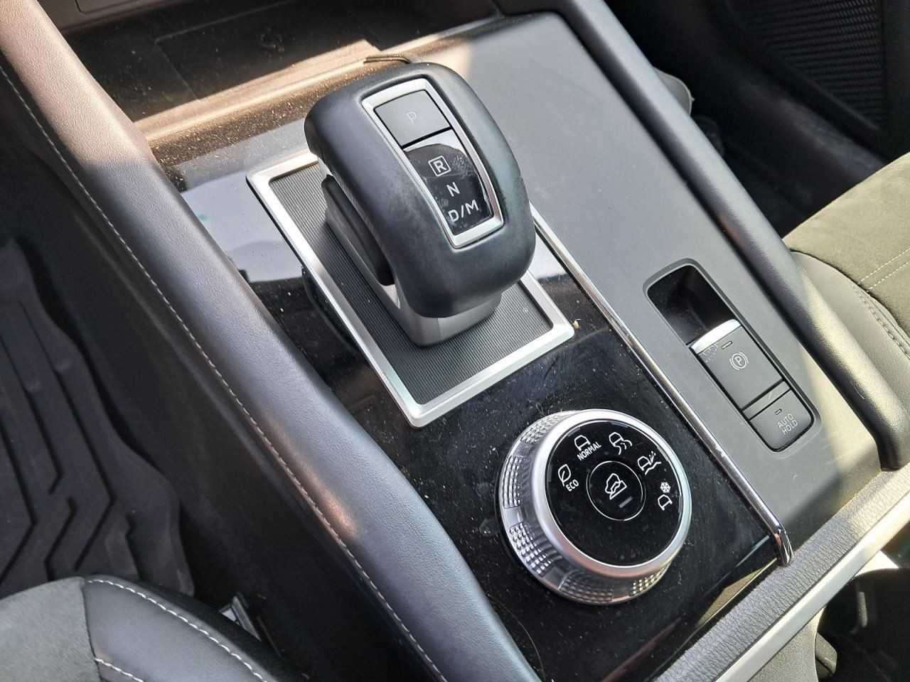 OUTLANDER 2023 Glove Box 4776795
