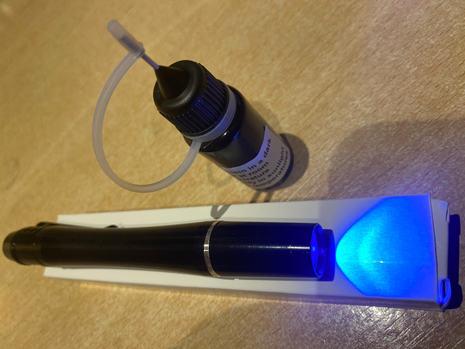 10 ML FLY TYING CLEAR UV RESIN, GLUE LIGHT & UV  PEN TORCH WITH FREE BATTERIES