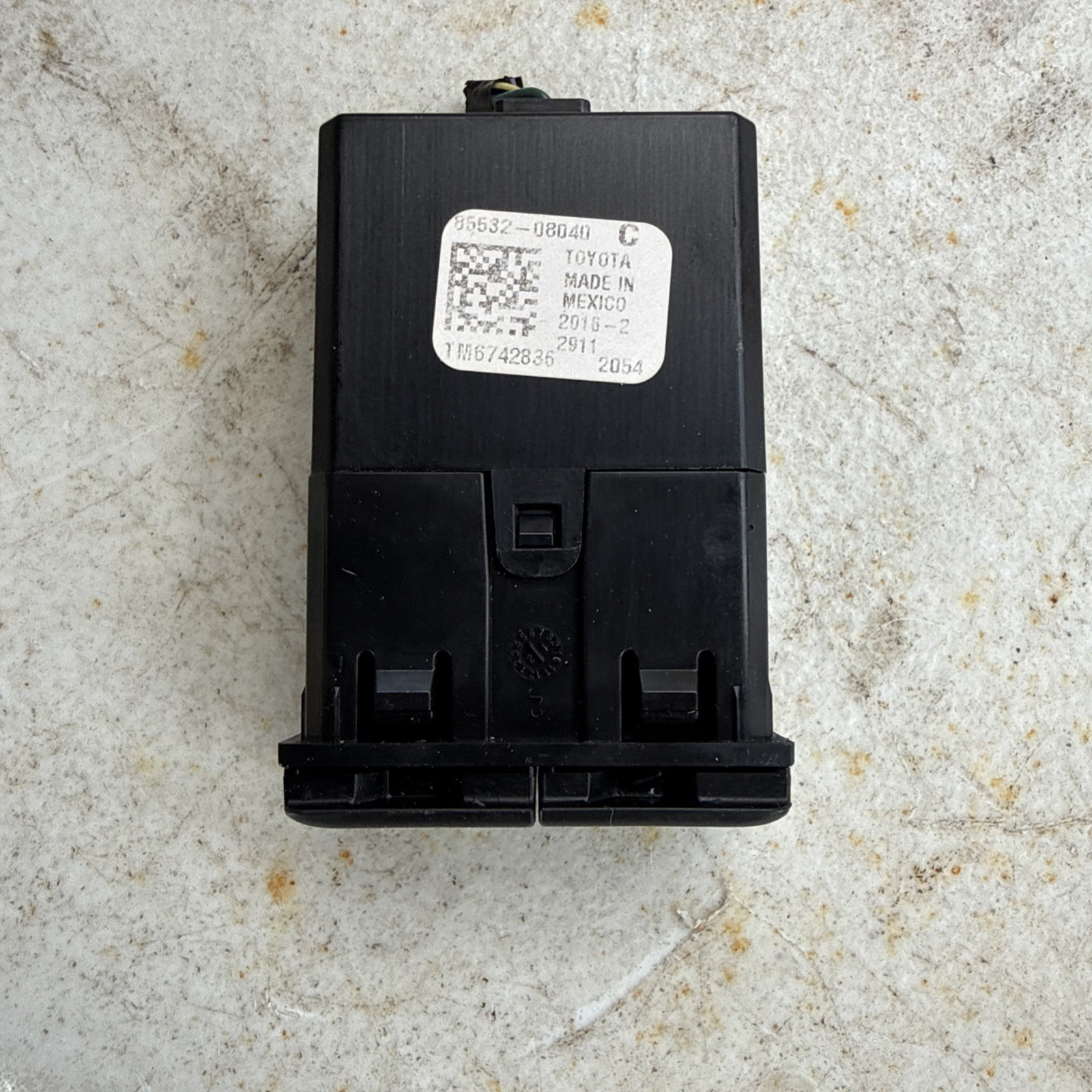 2020-2024 TOYOTA CAMRY CENTER CONSOLE DUAL USB CHARGING PORT OEM Tacoma Sienna