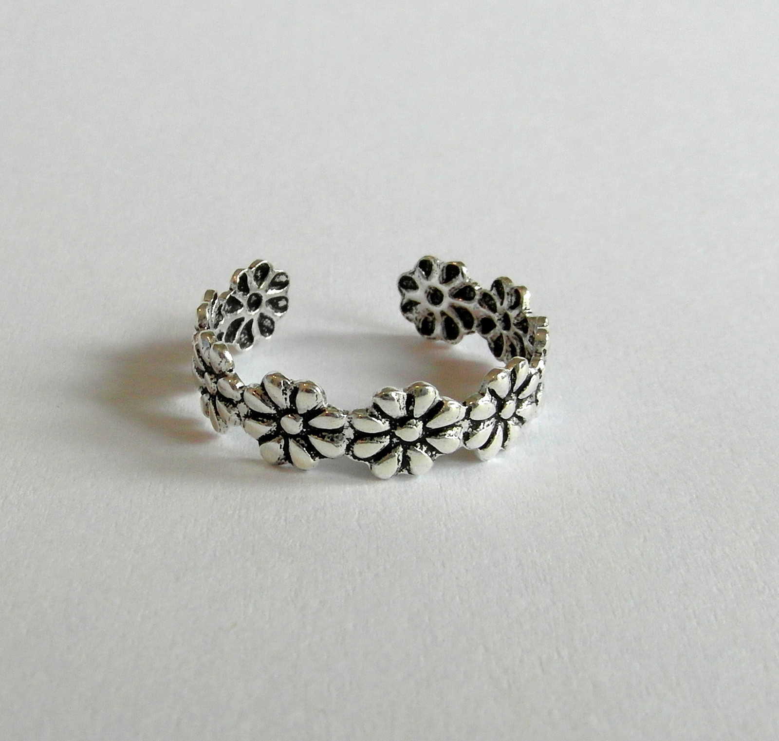 Sterling Silver (925) Adjustable Daisy Toe Ring !!!       Brand New !!
