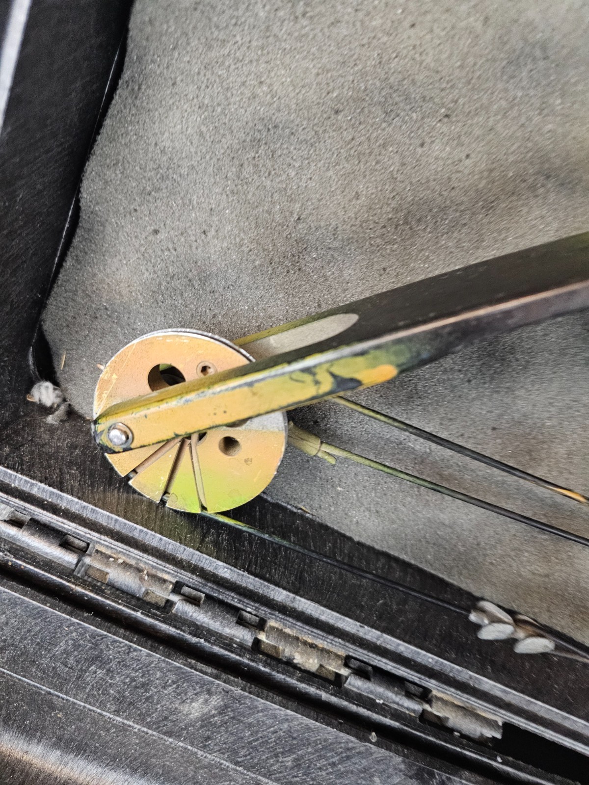 Classic York Compound Bow with Case Arrows and Accessories RH (used read)