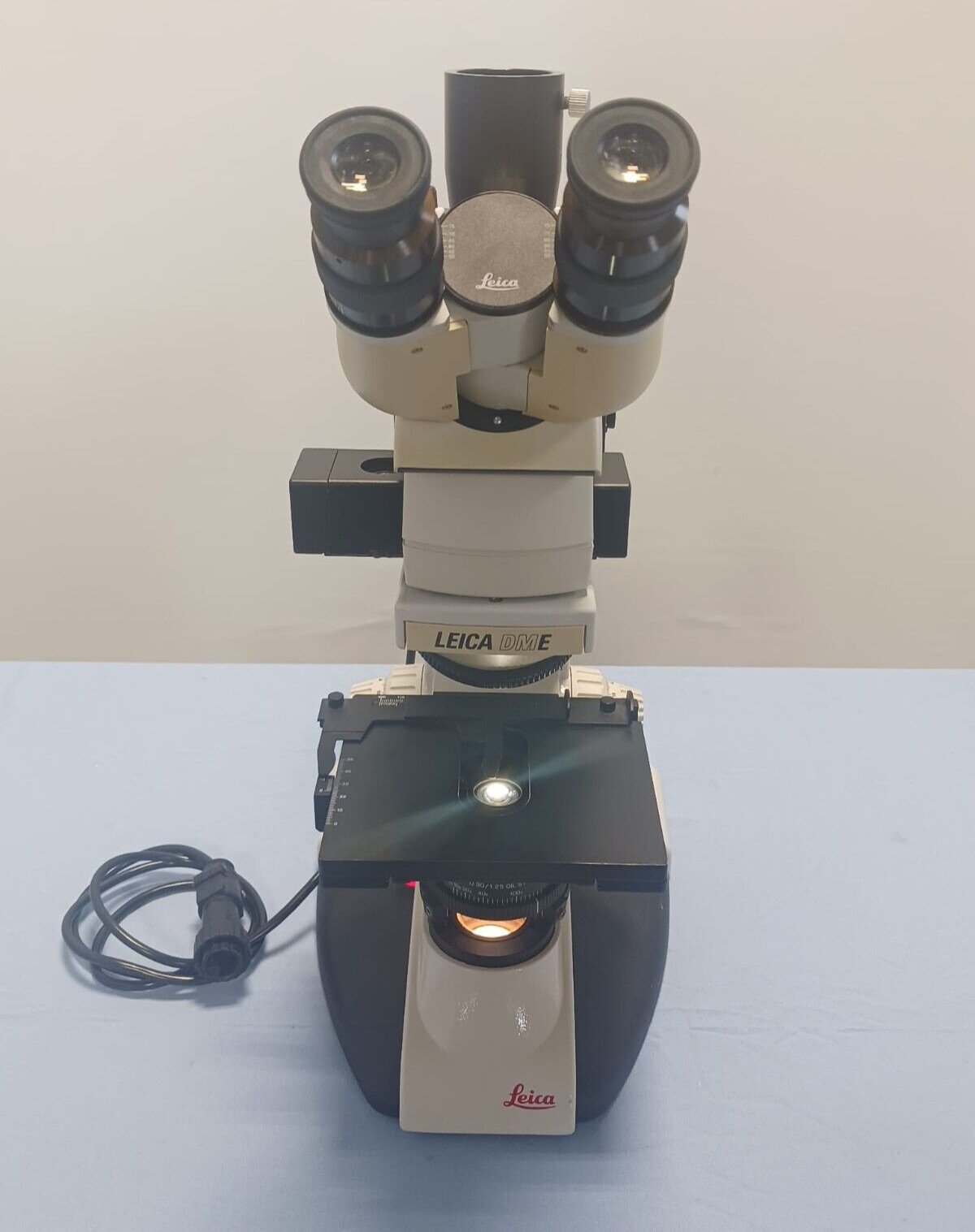 Leica DME Trinocular Microscope w/ 10x/20 Eyepieces & Leitz 307-072.040 Lamp