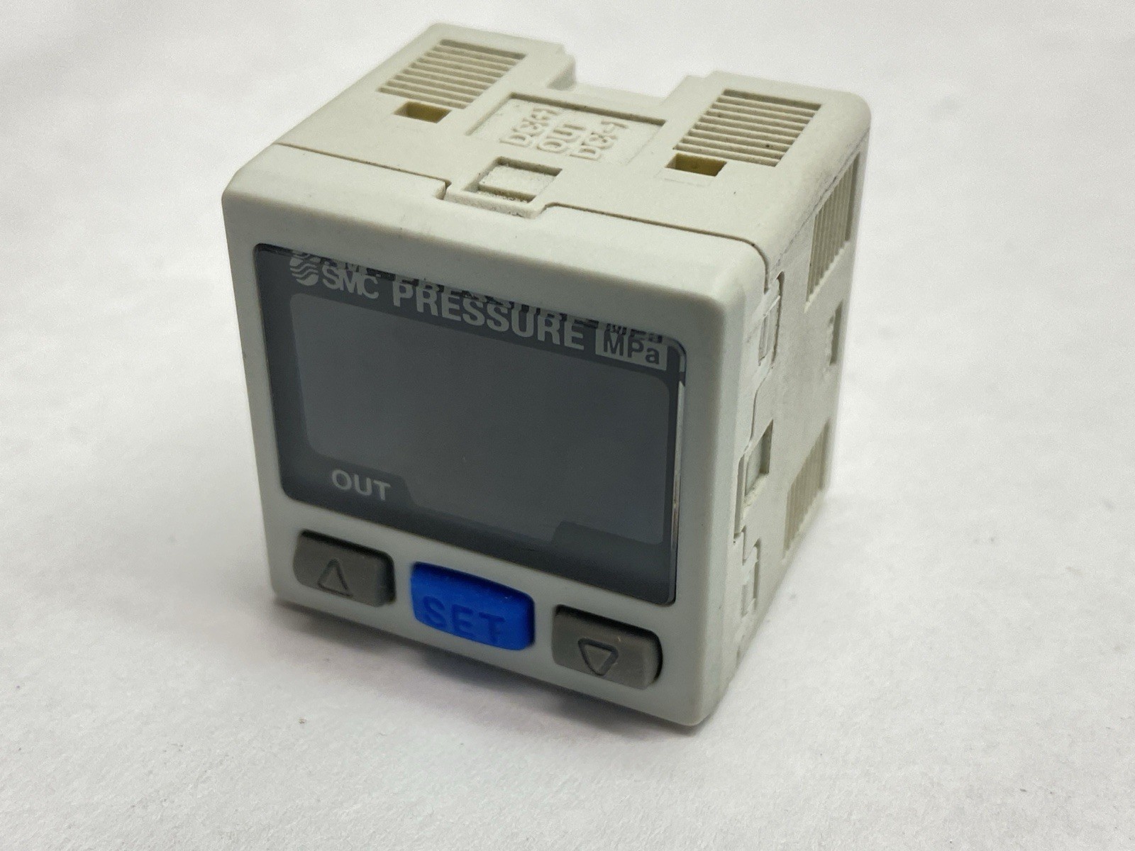 SMC ISE30-C4L-65 High Precision Digital Pressure Switch 12-24VDC