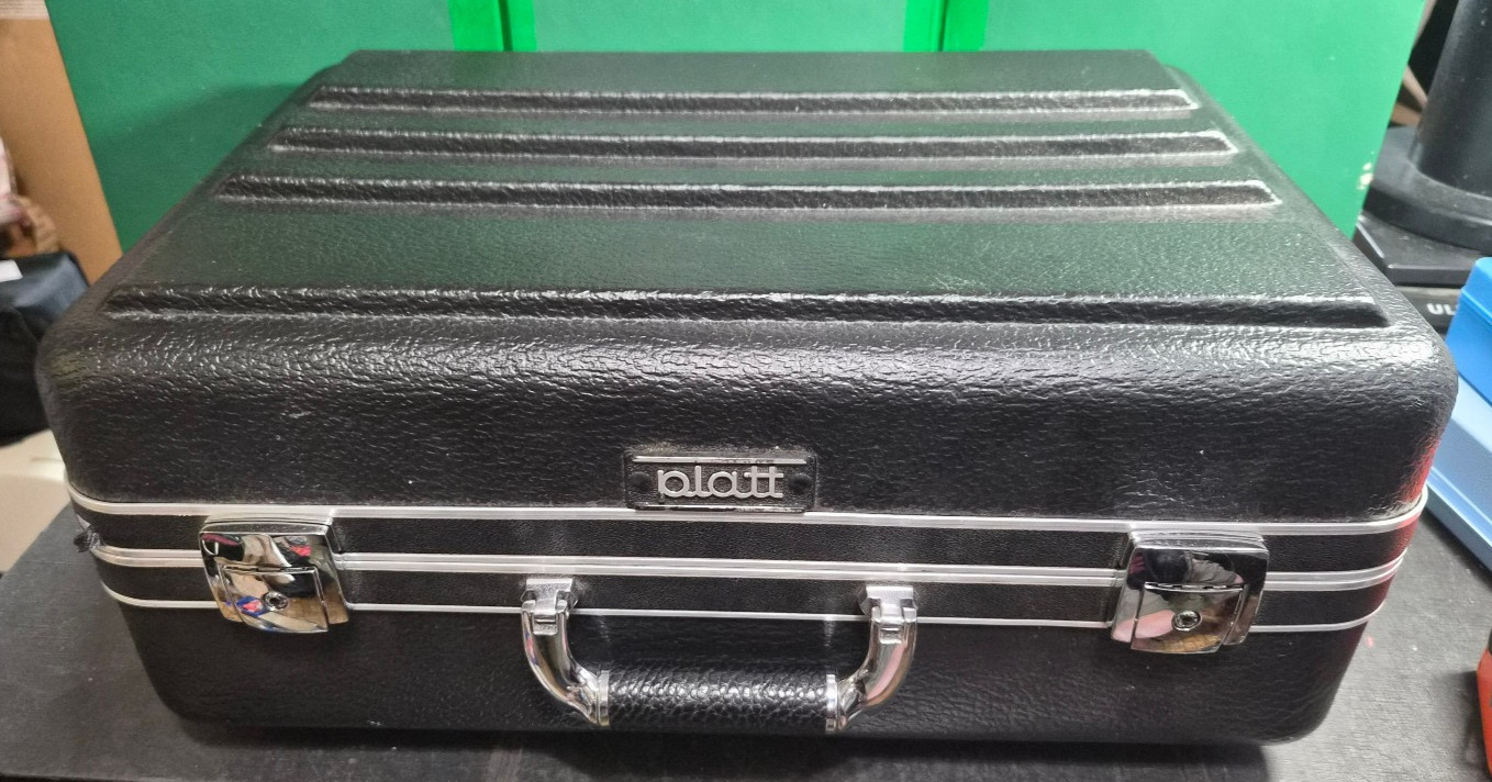 PLATT 181307 HEAVY-DUTY POLYETHYLENE CASE LUGGAGE  Suitcase key lock w foam keys