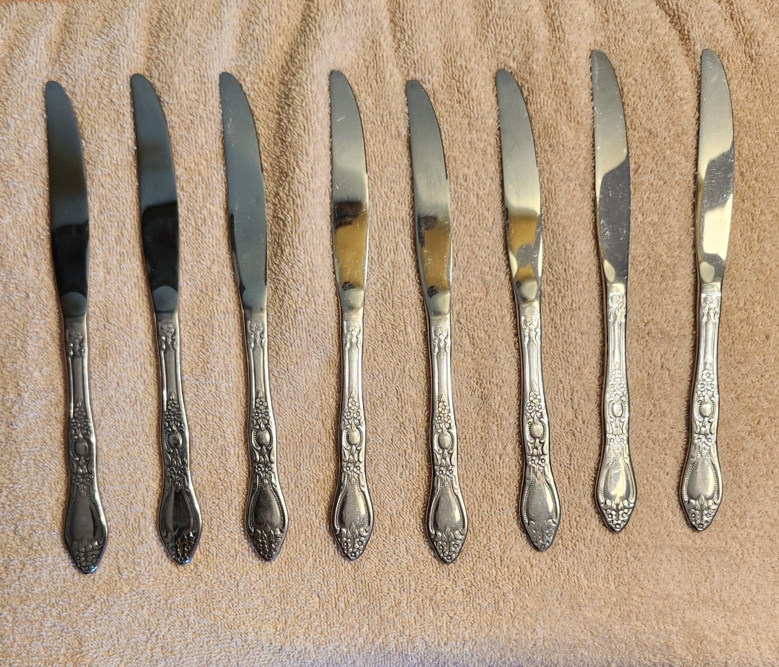 Lot of 8 Dinner Knives Oneida Galveston Ornate Collectible Flatware Set