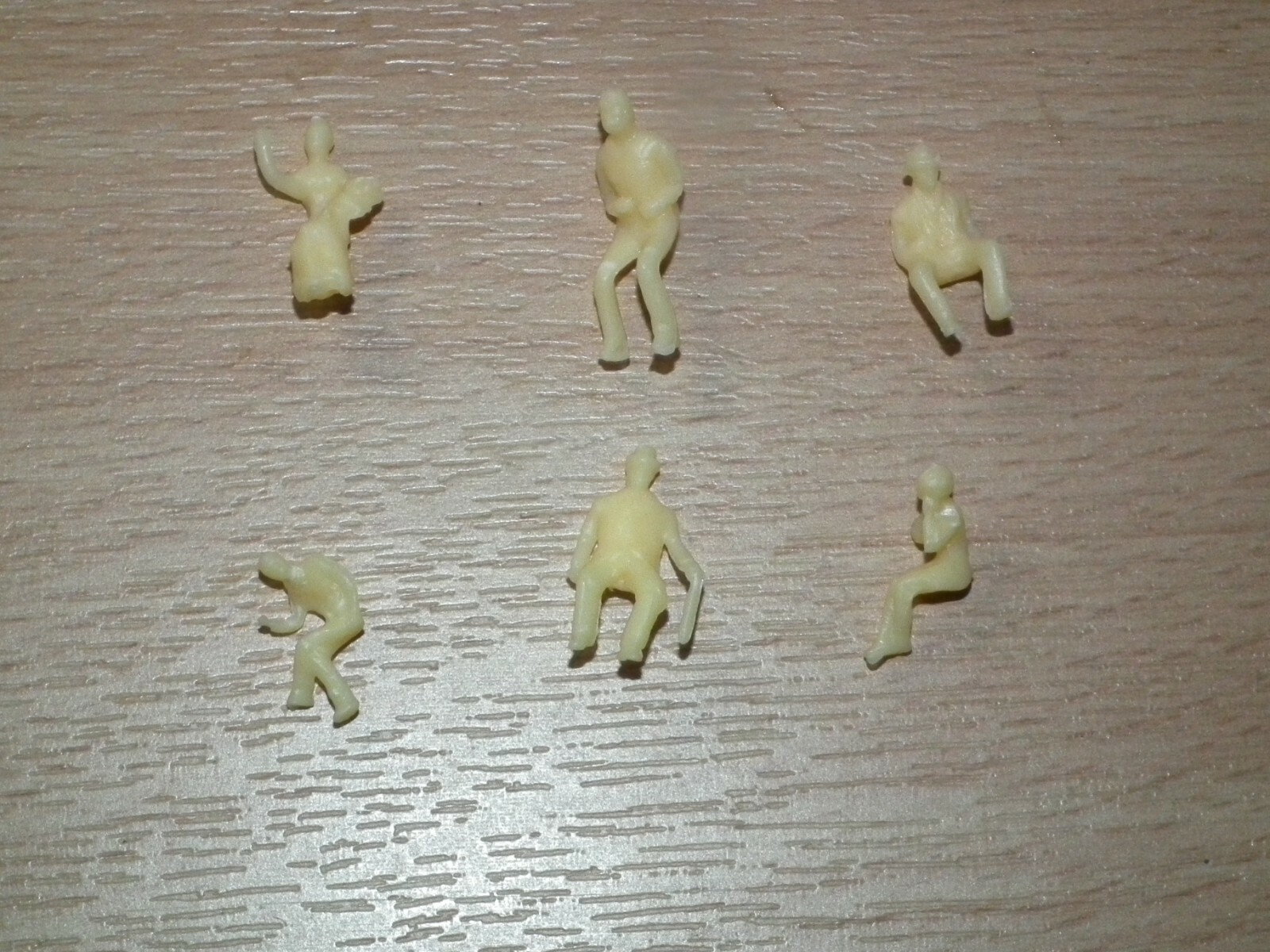 Model Train Unpainted Seated People Figures x 20 Assorted HO-OO Scale