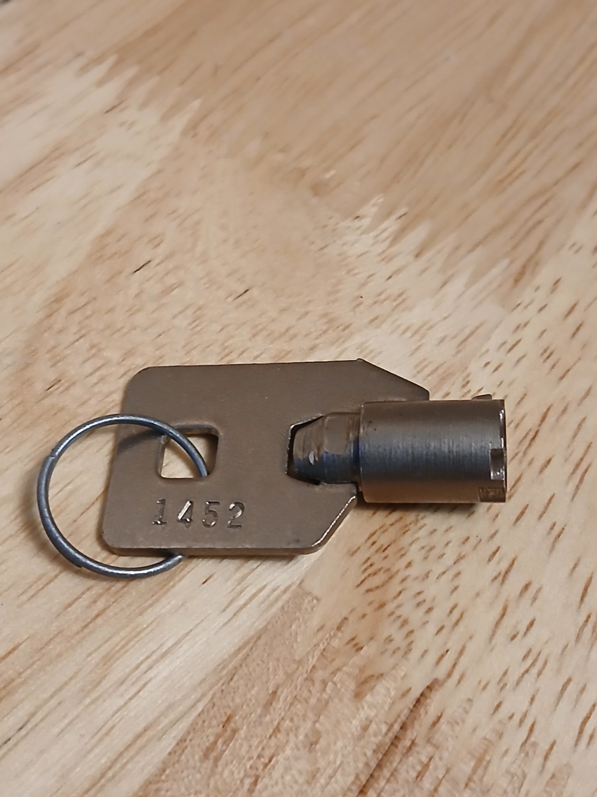 Snack soda drink vending machine key #1452 fits barrel style lock used unbranded