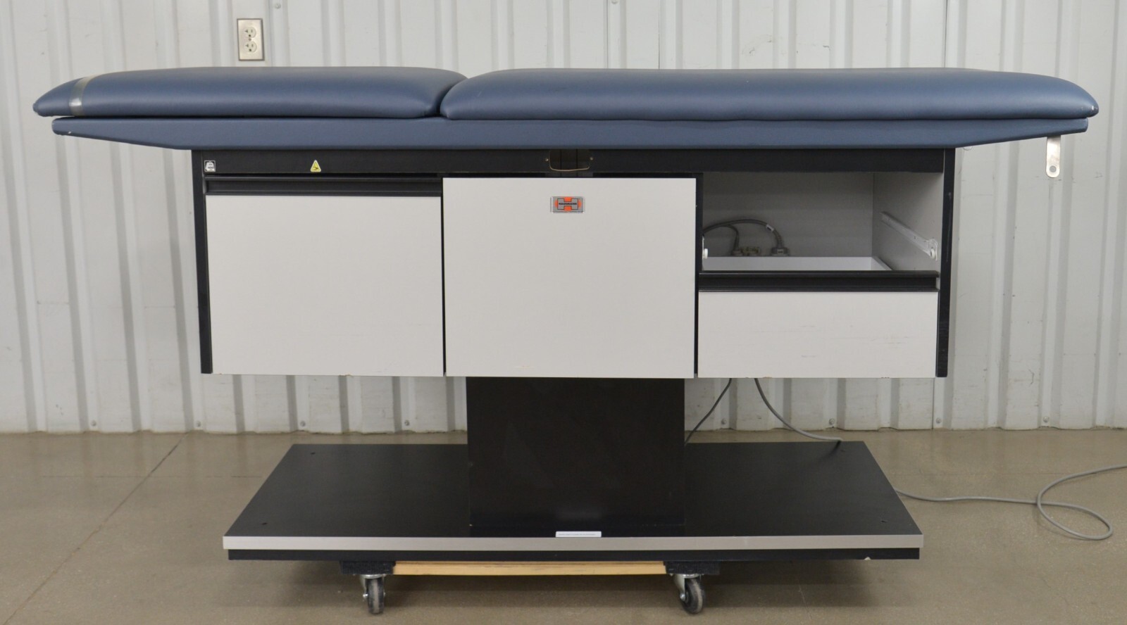 Hausmann Industries 4746 Powermatic 27"x76" Treatment Table