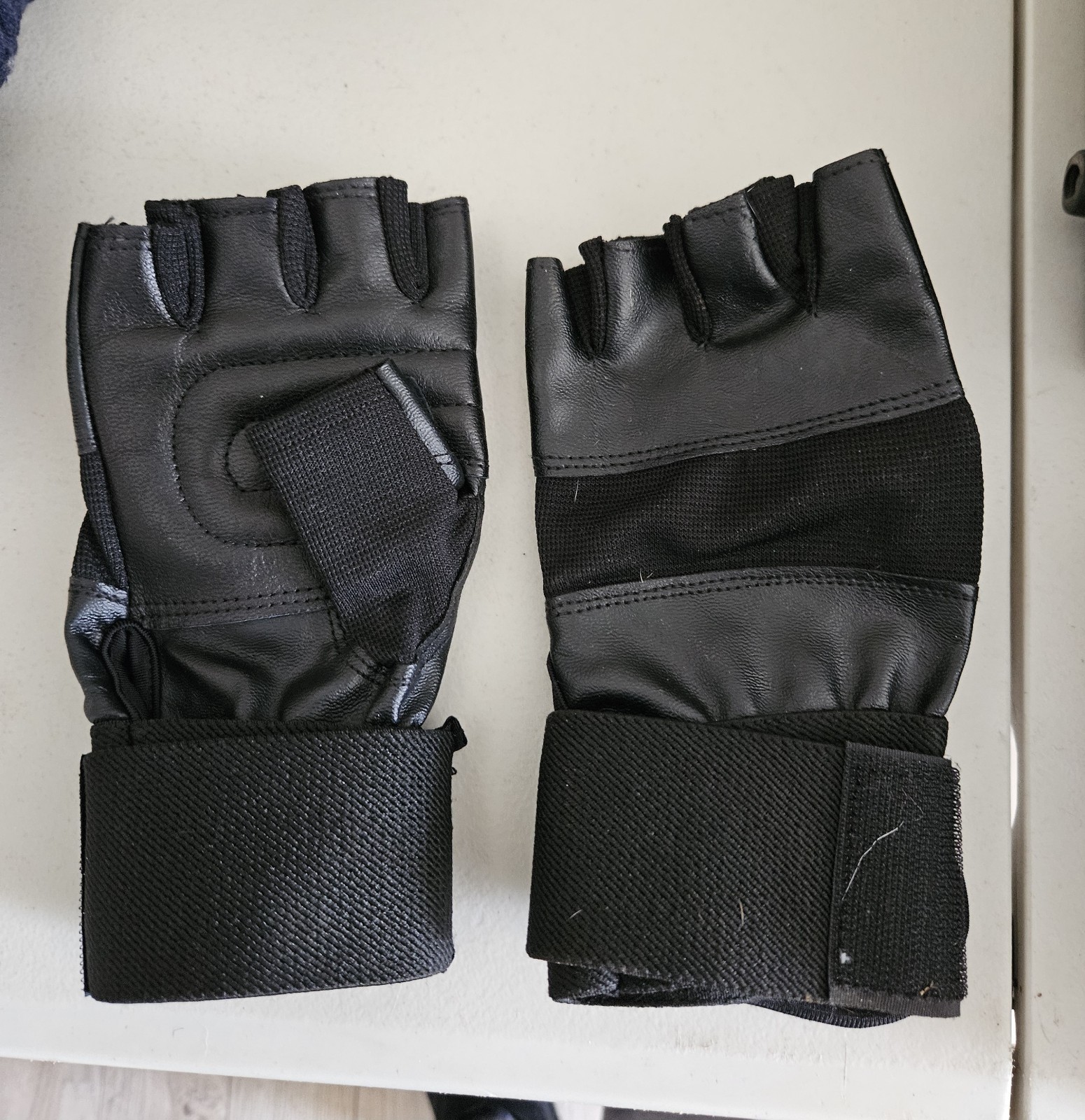 New Women's Lifting Gloves. Size Small.