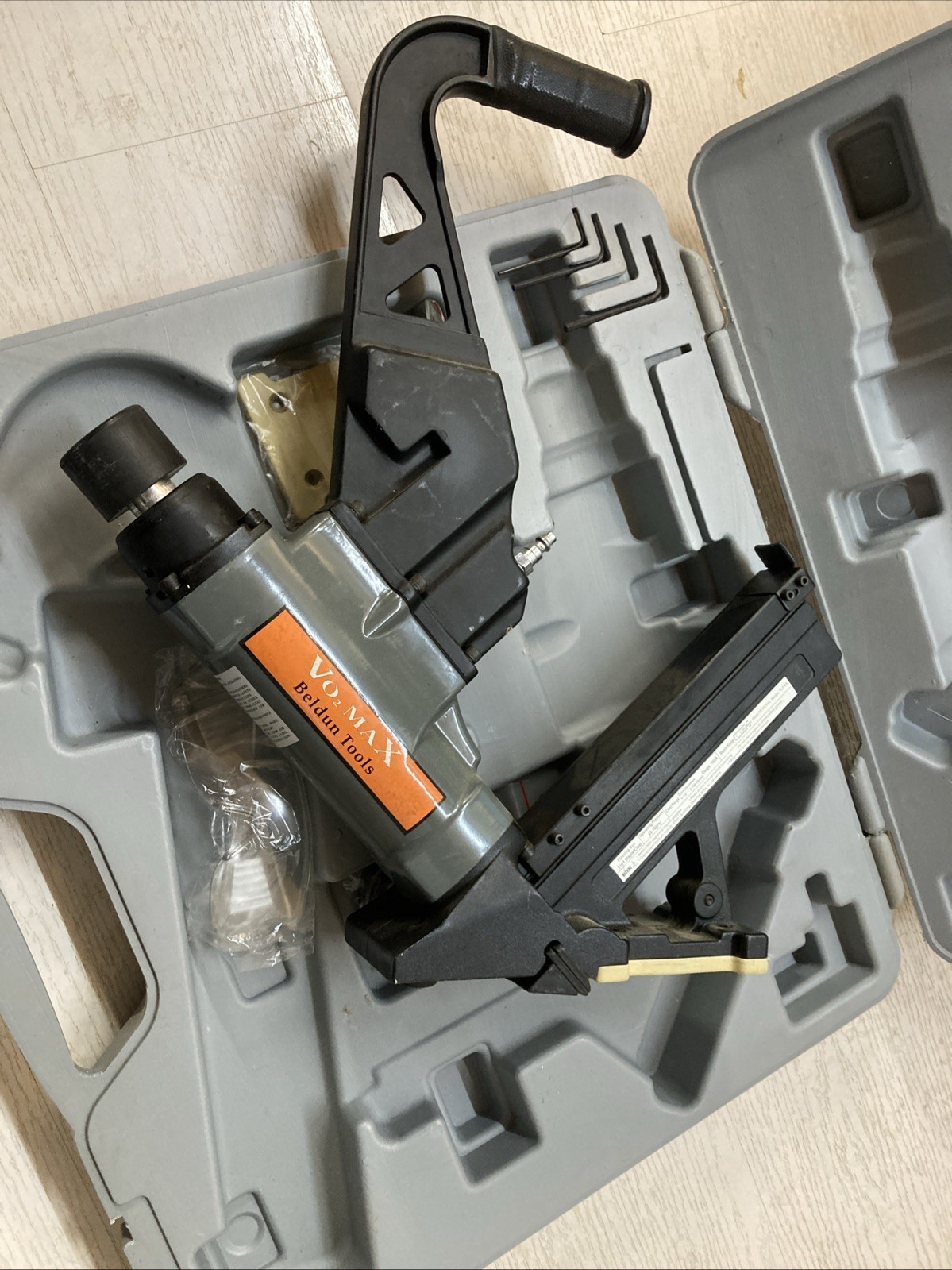 Pneumatic Floor Nailer Stapler 2 in 1 Beldun Tools Vo2 Max in Case