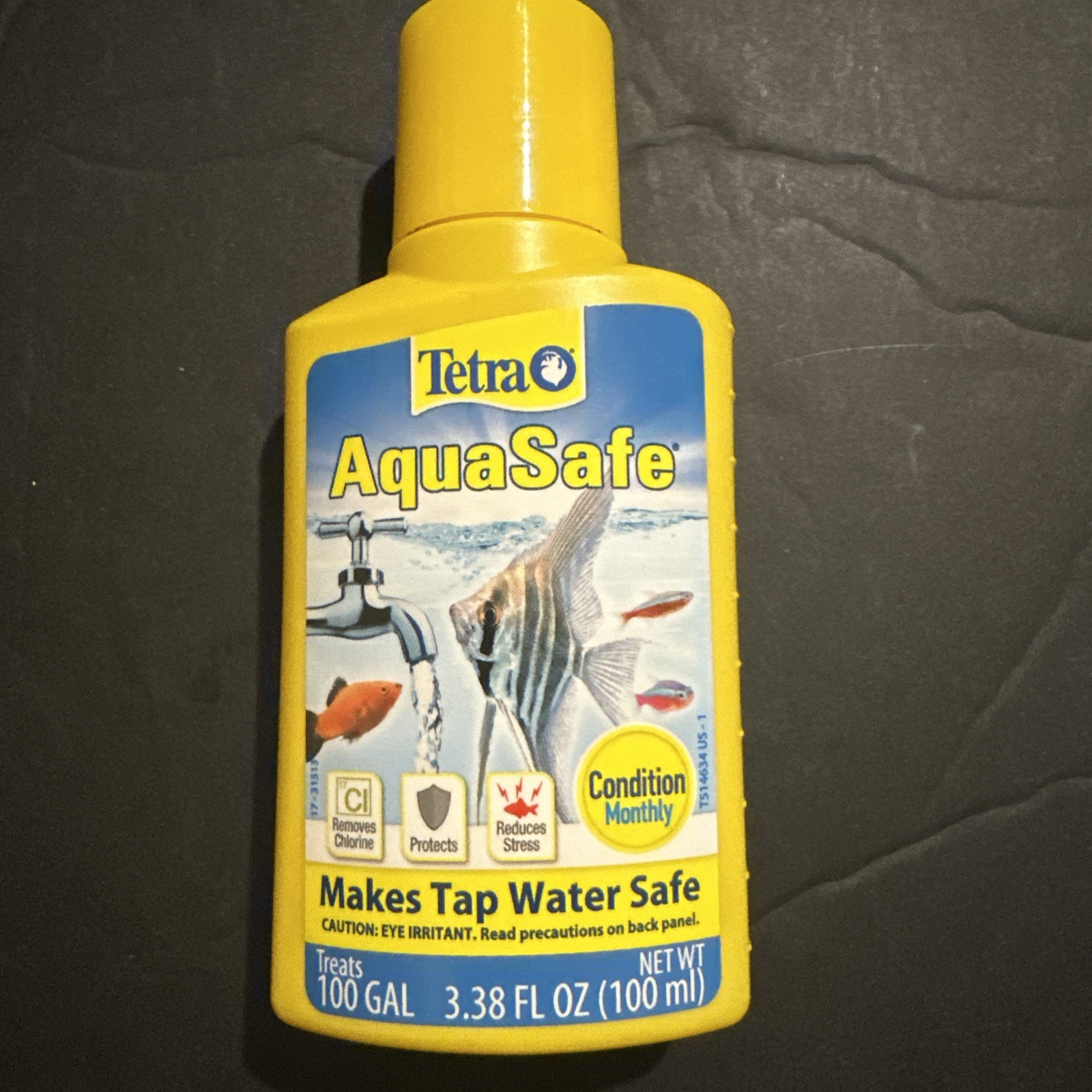 Tetra AquaSafe Water Conditioner 3.38 fl oz (100ml) Treats 100 Gallons