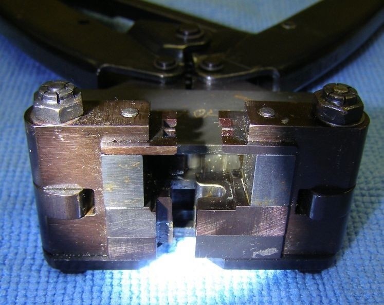 AMP MODEL 220215-1-B CRIMPING HAND TOOL.