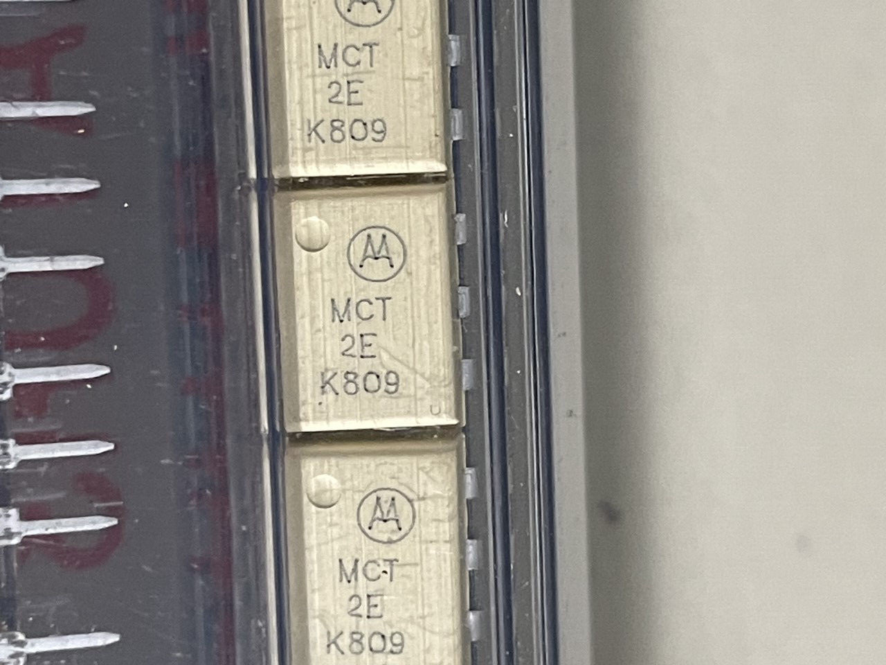 A lot of FIVE (5) brand new MOTOROLA  MCT2E opto-isolator in DIP-8