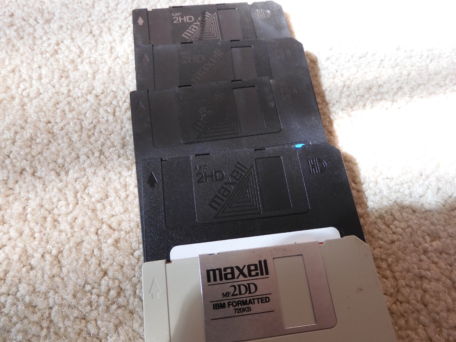 5 PACK 3.5" 2HD 1.44 MB FLOPPY DISCS USED ERASED MAXELL