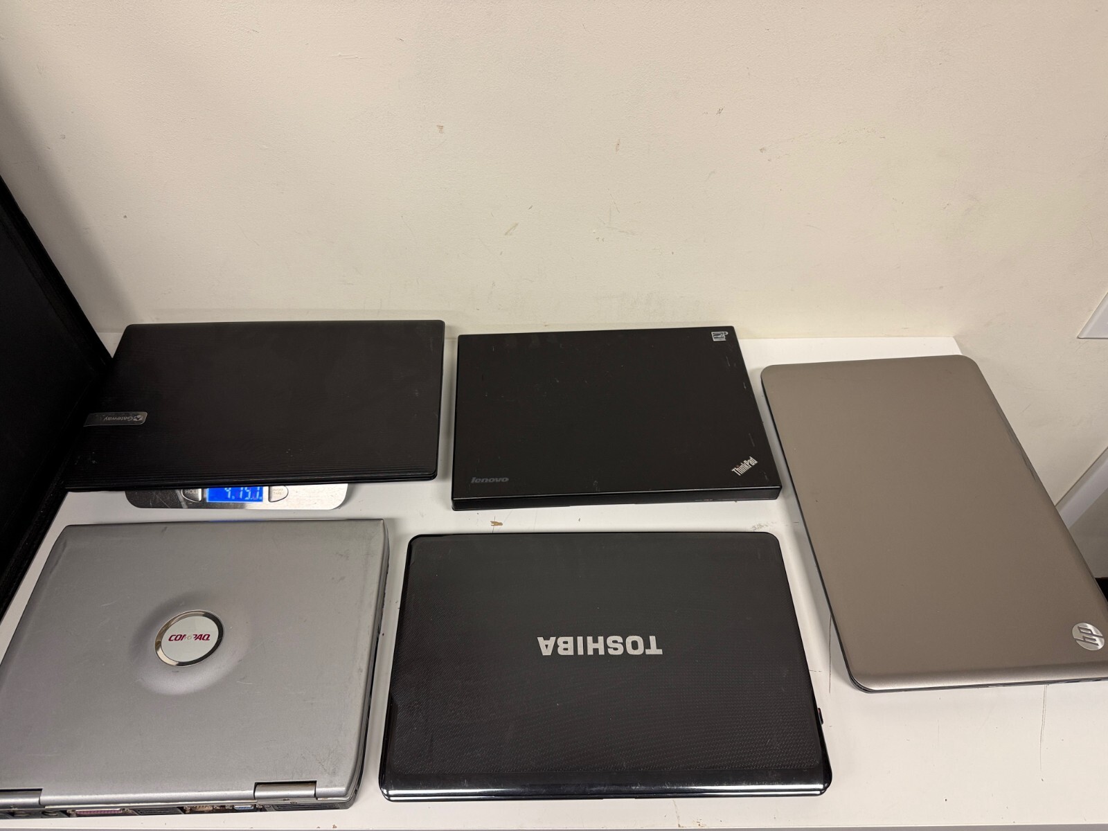 lot of 5 VINTAGE LAPTOPS for your LAPTOP Museum or 1000 other uses - Sold AS-IS