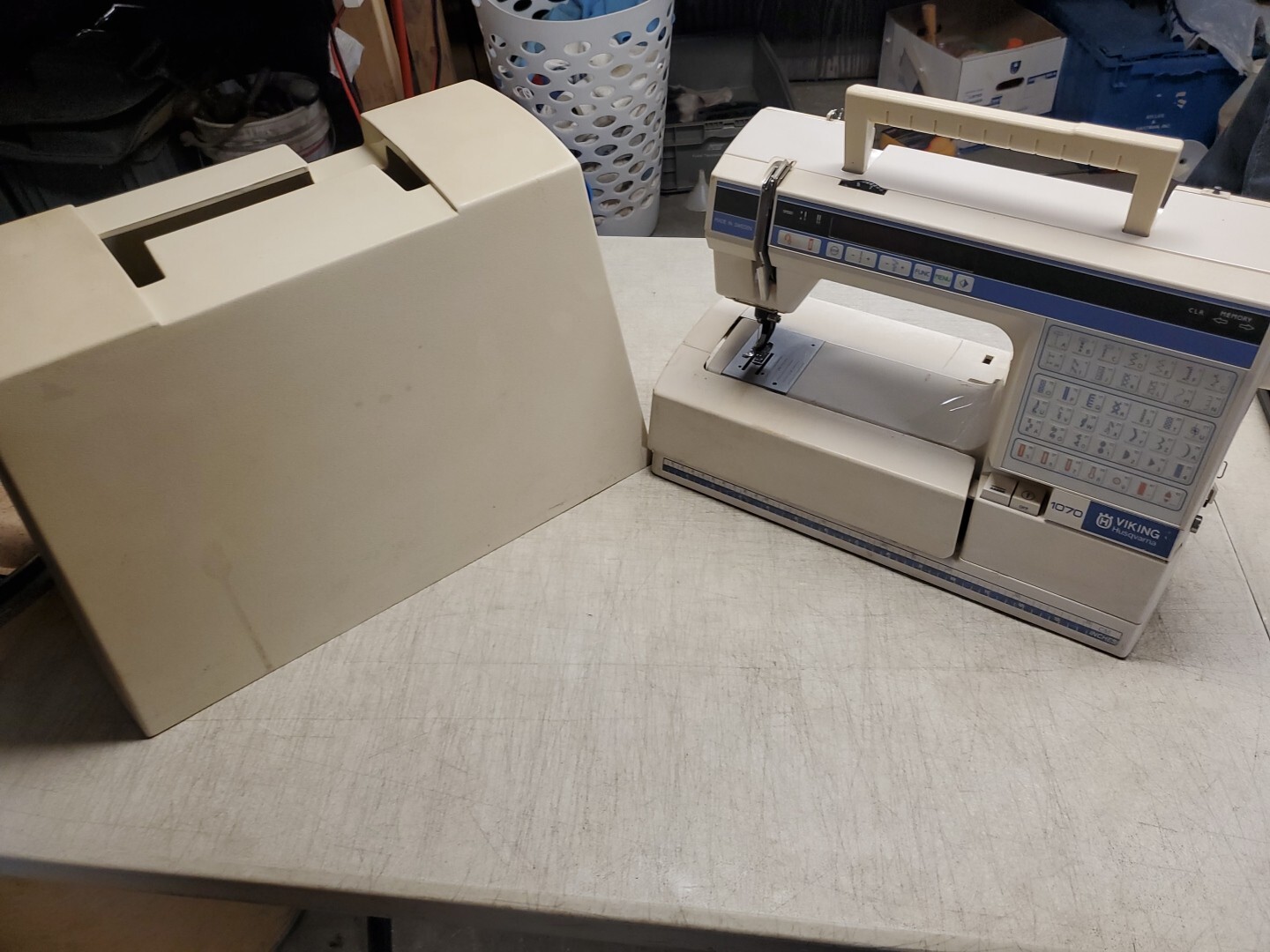 VTG Husqvarna Viking 1070 Sewing Machine No Pedal For Parts Or Repair Untested