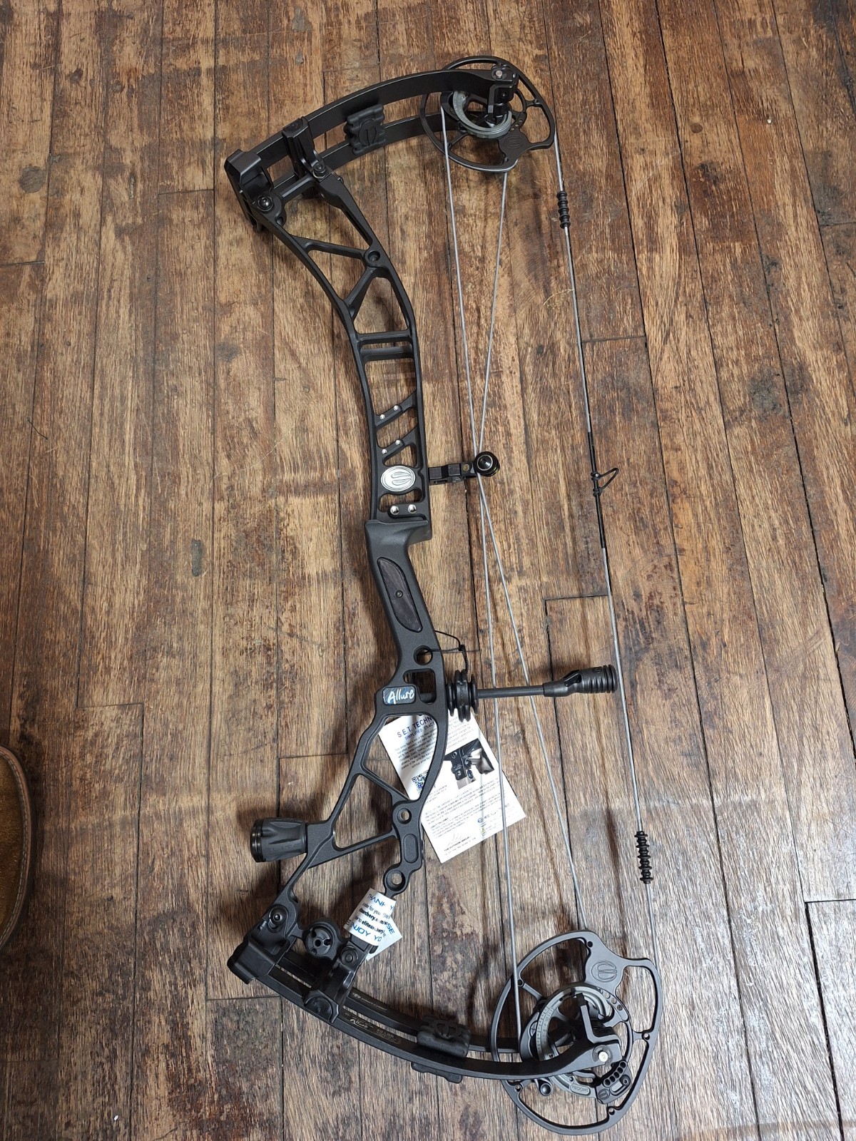 *NEW Elite Allure Compound Bow - BLACK - RH - 40#*