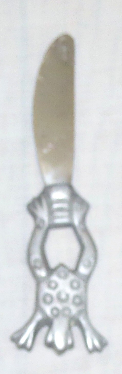 Frog-handled Spreader 6.3/4 inches Design on both sides.