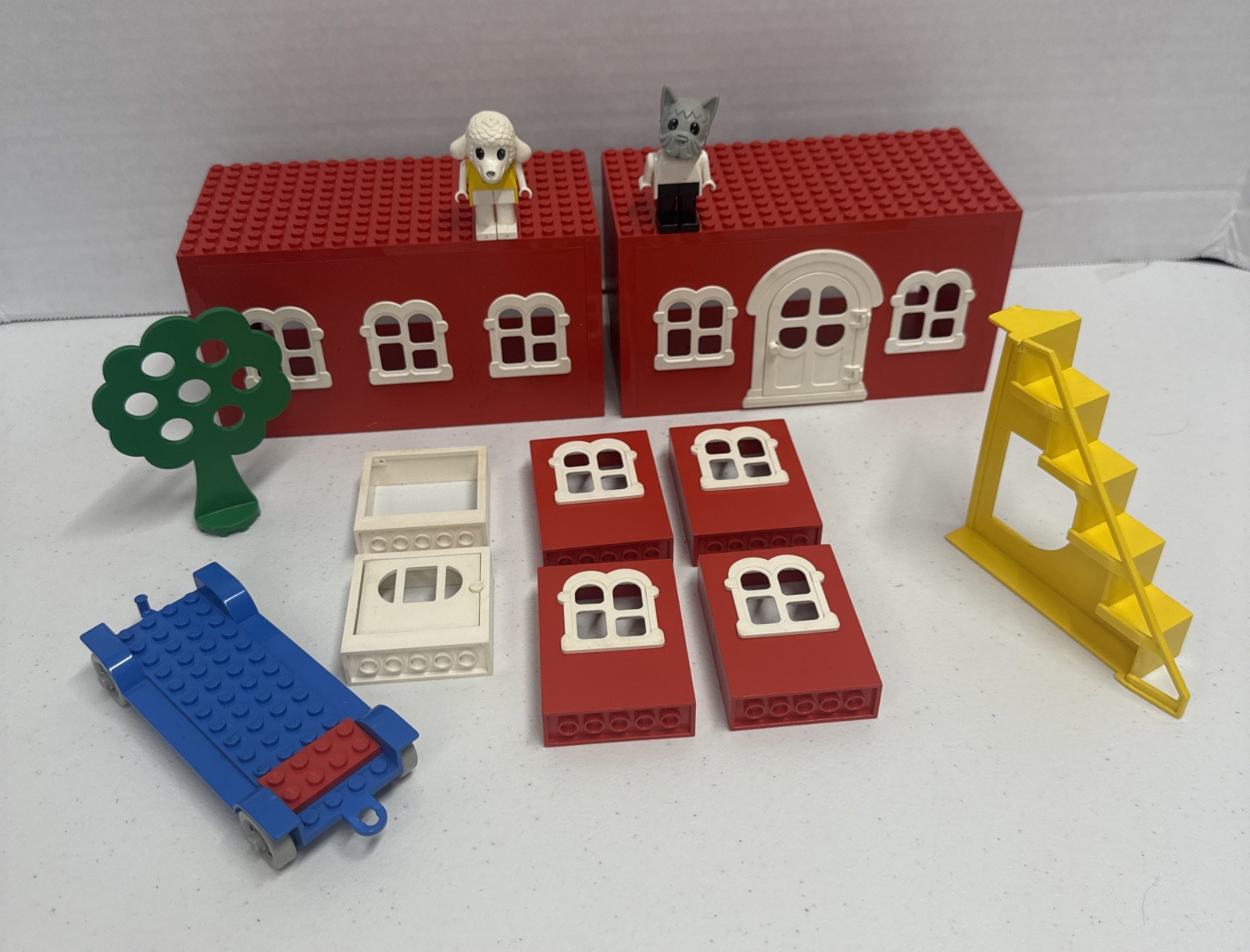 VTG Lego Fabuland Hospital 347 Windows Tree Stairs Arch Figures Chassis