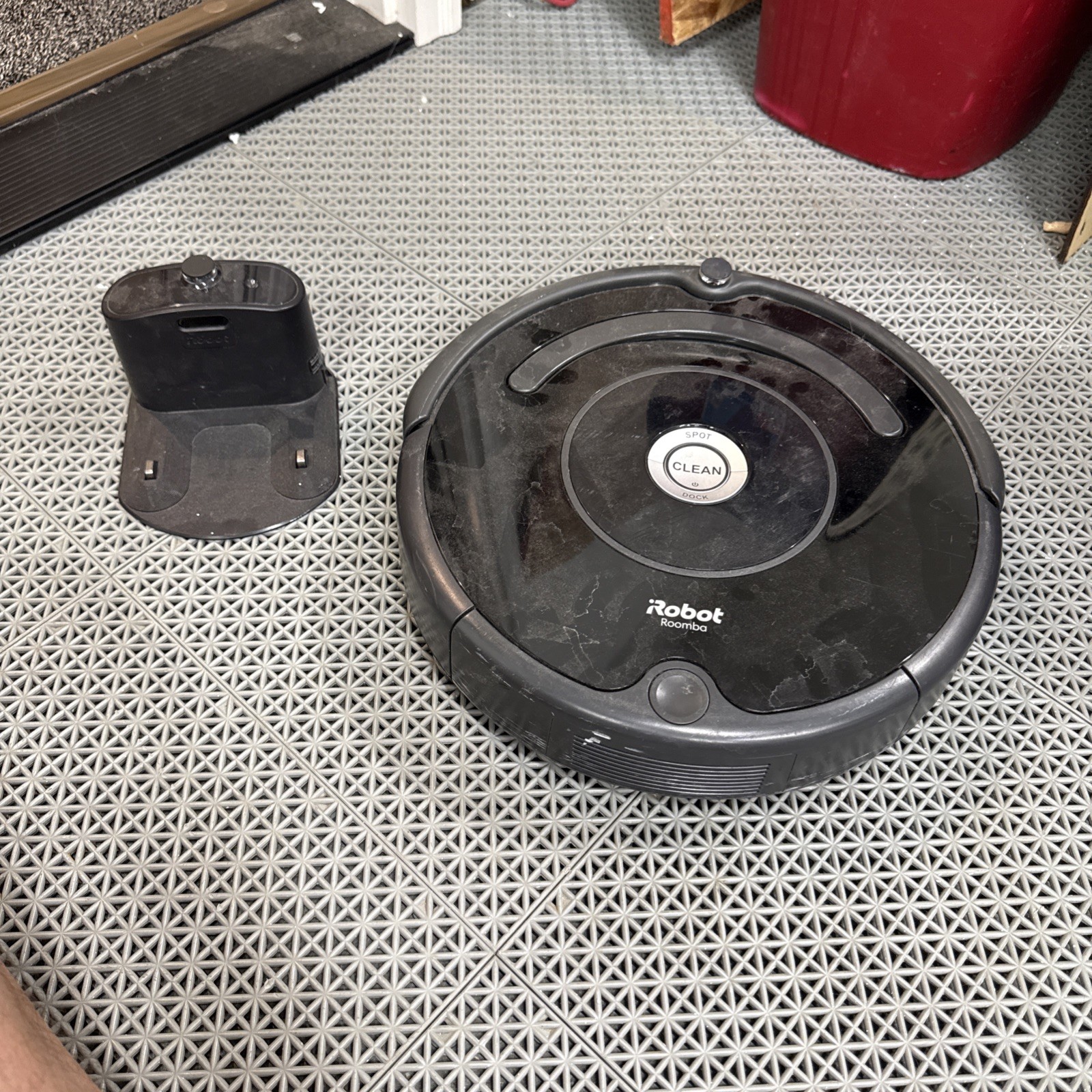 iRobot Roomba 671 Robot Vacuum Complete With Wi-fi  See Description.