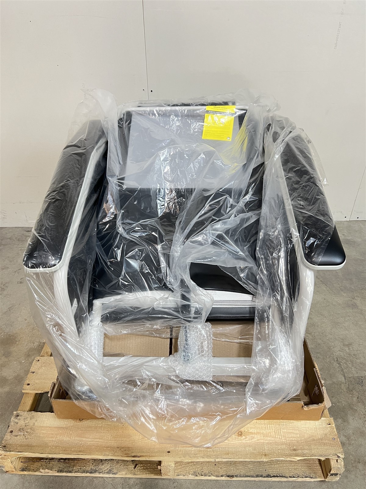 NEW UNUSED WINCO Medical Furnishing 2615 Geriatric Clinical Recliner