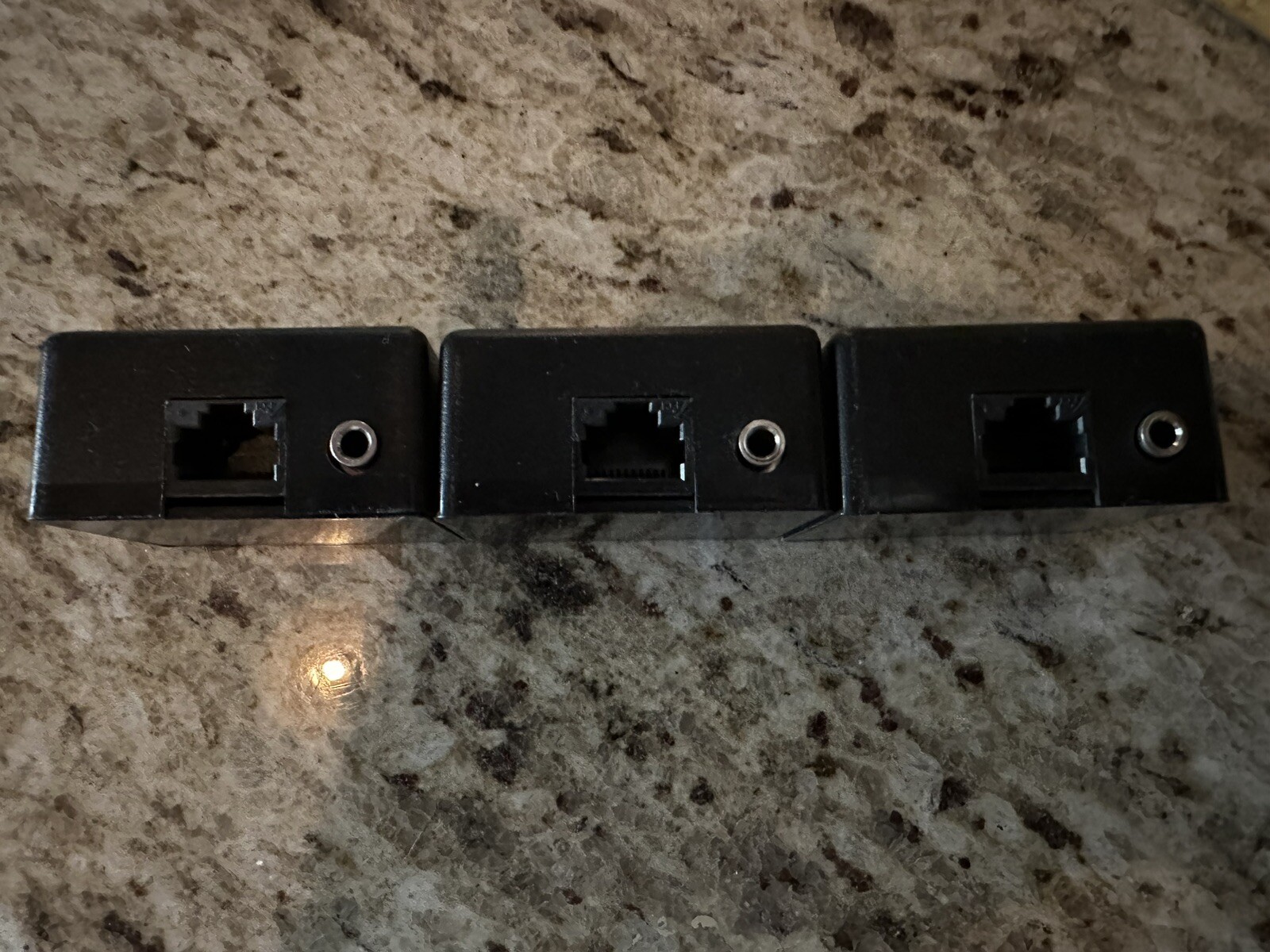 Audio Authority 1110 2-to-1 Cat 5 Converter