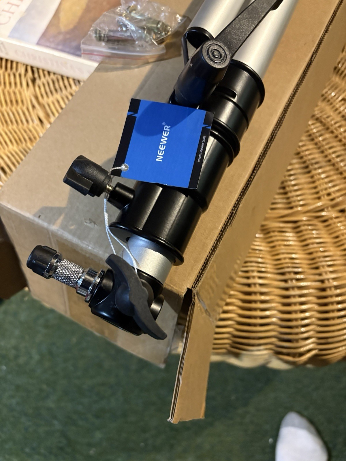 NEEWER WALL MOUNT BOOM ARM W. TRIANGLE BASE