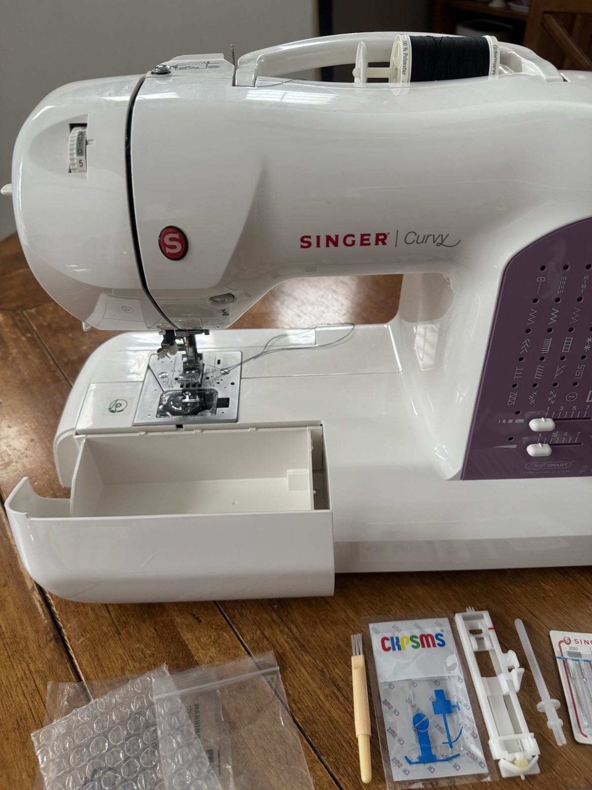 Singer Curvy Sewing Machine Model 8763 Excellent Condition