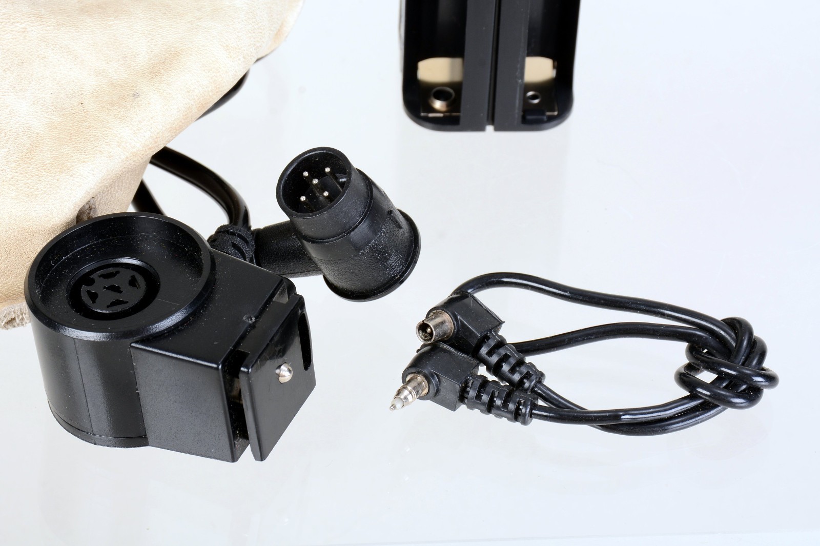 Vivitar 283 Flash w/ PC Sync Cable and SC-1 Sensor cable. Tested good 893